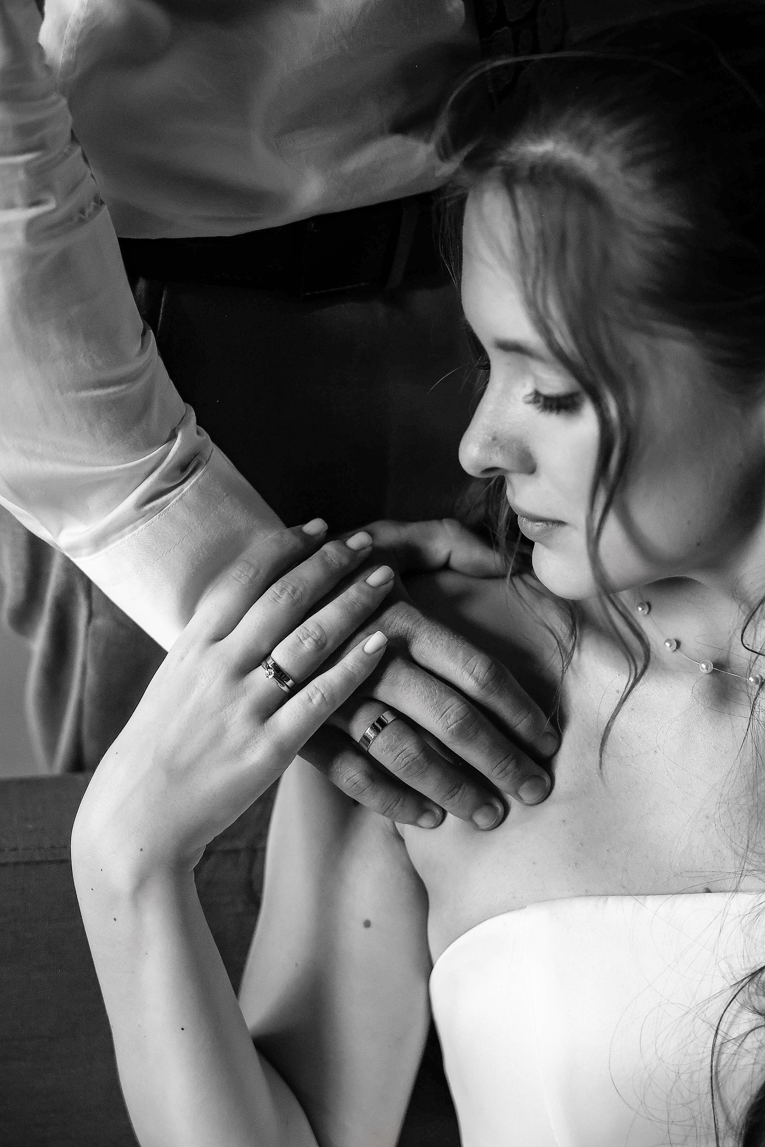 Крупный портрет невесты, свадебные кольца