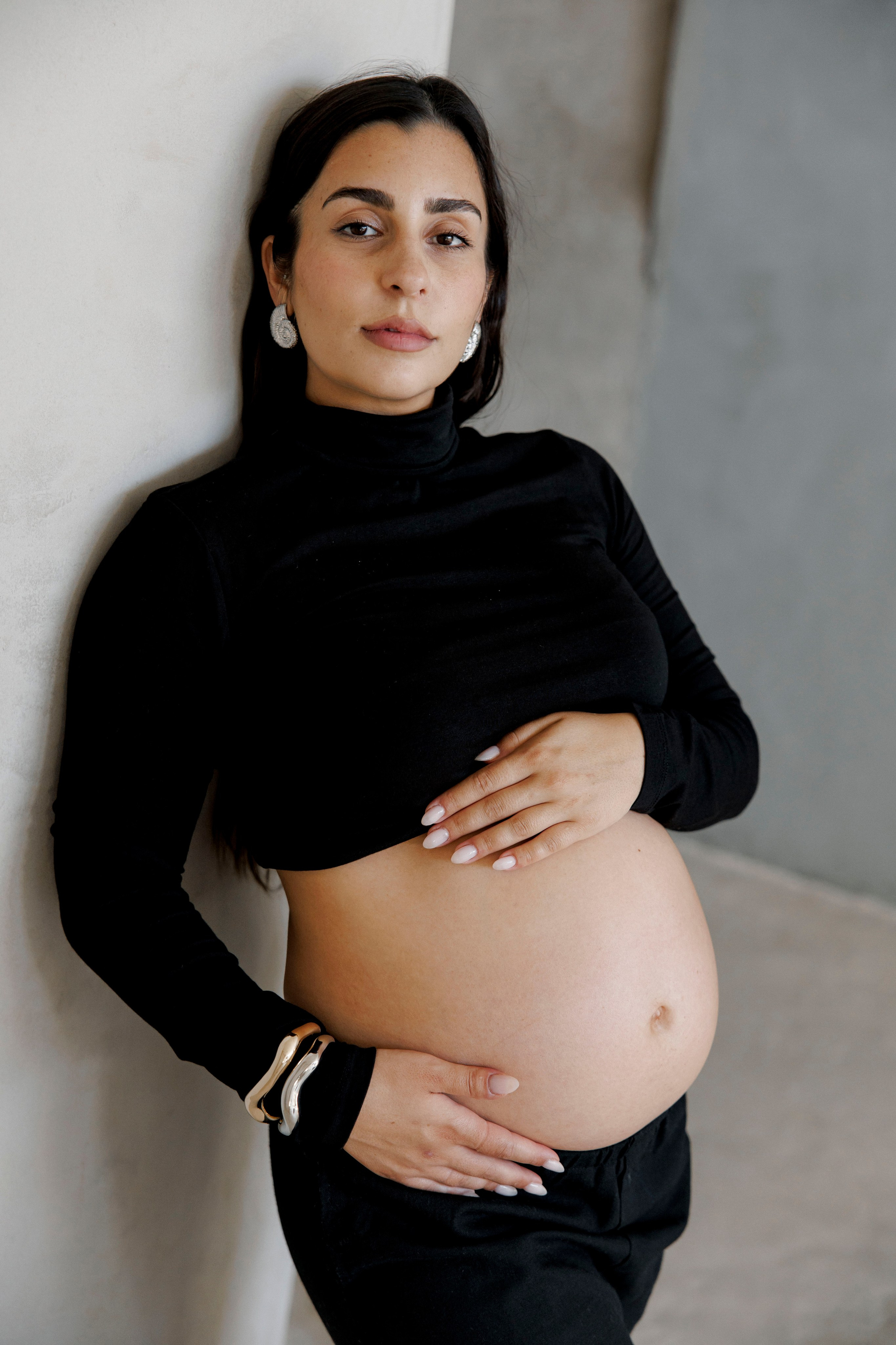 Pregnancy photoshoot inside the Grey Studio. Главная