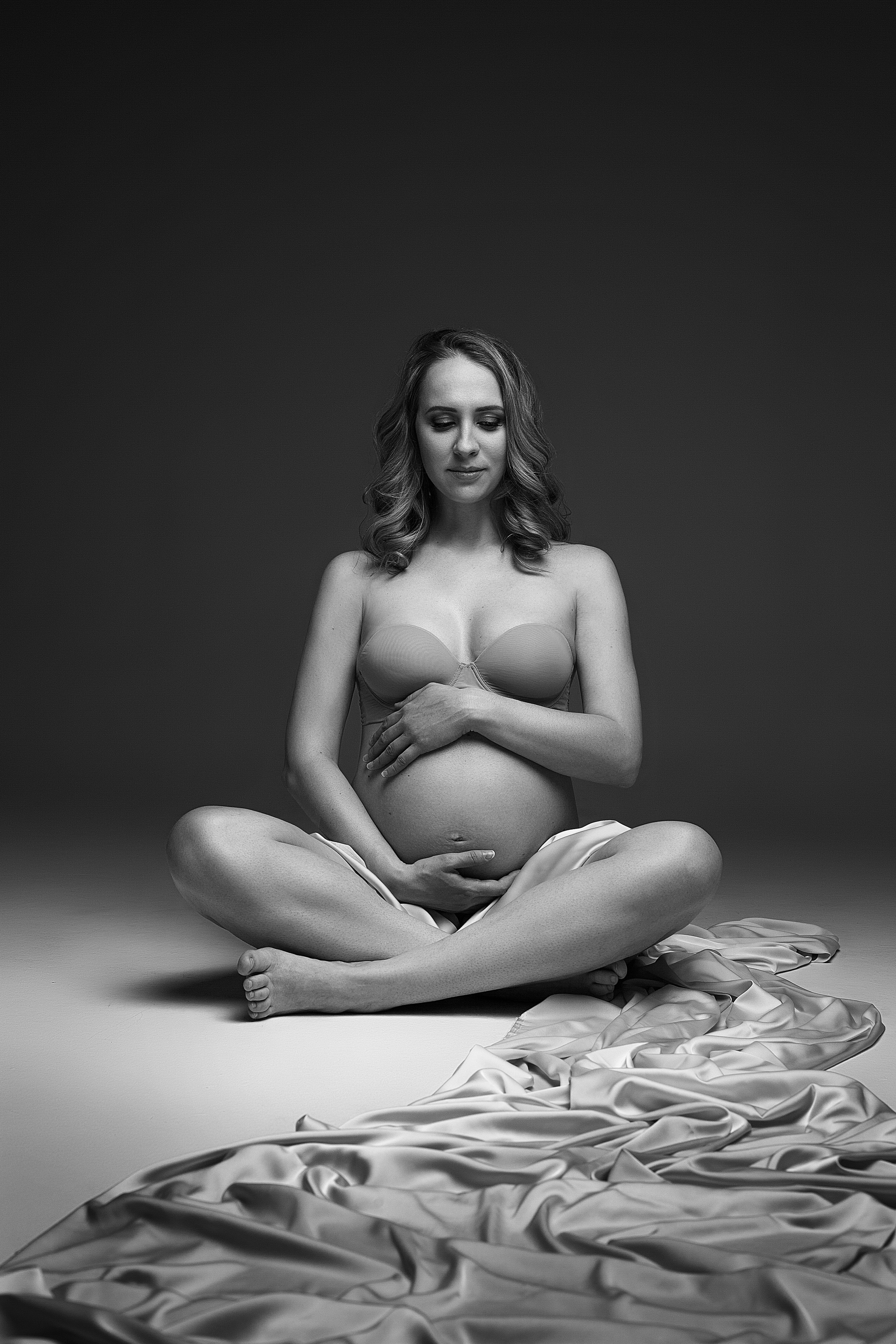 Фотосессия беременности, минимализм, циклорама