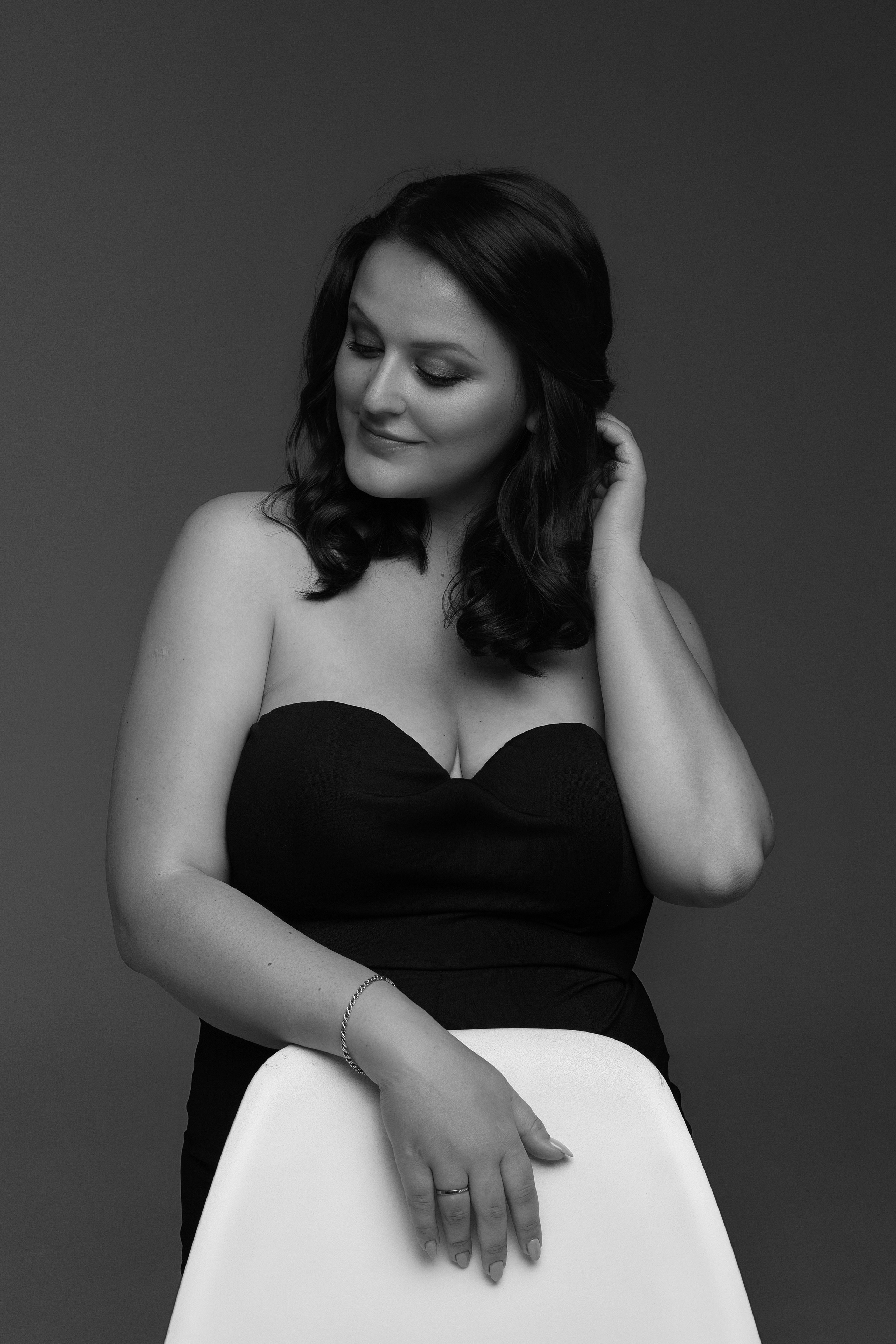 Фотосессия беременности, минимализм, циклорама