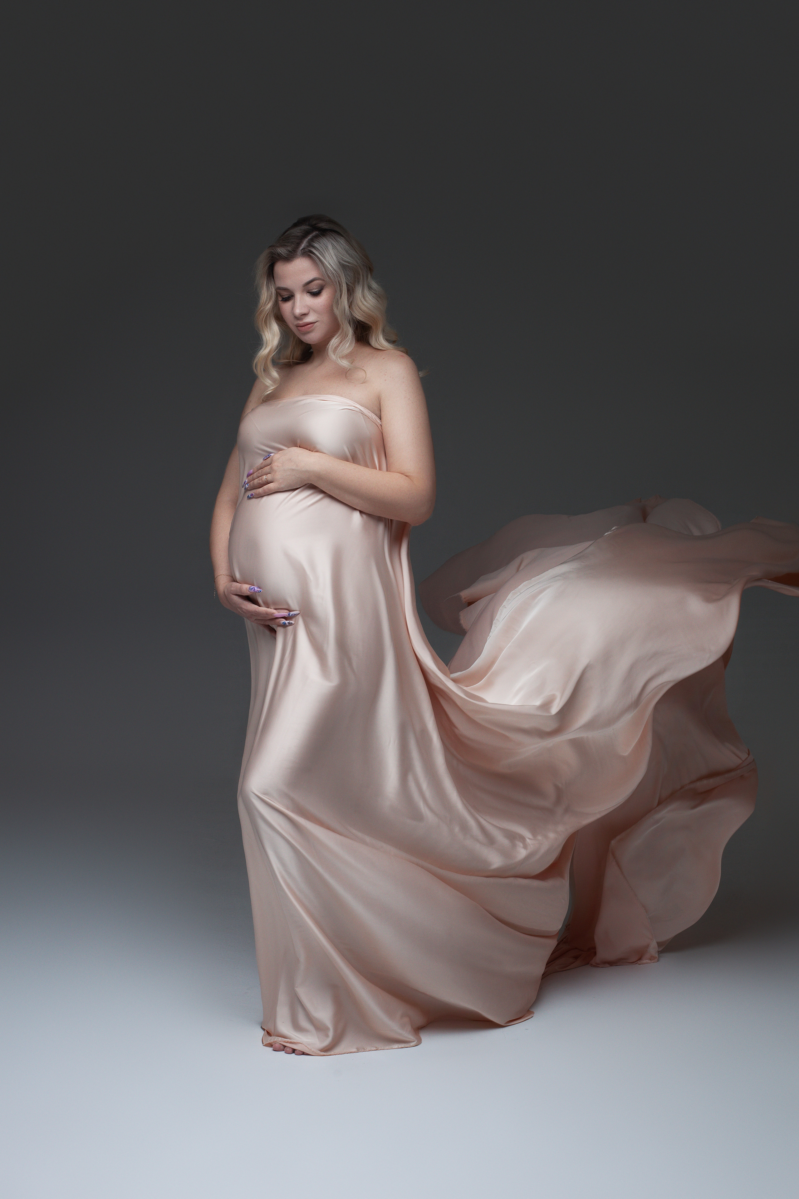 Фотосессия беременности, минимализм, циклорама