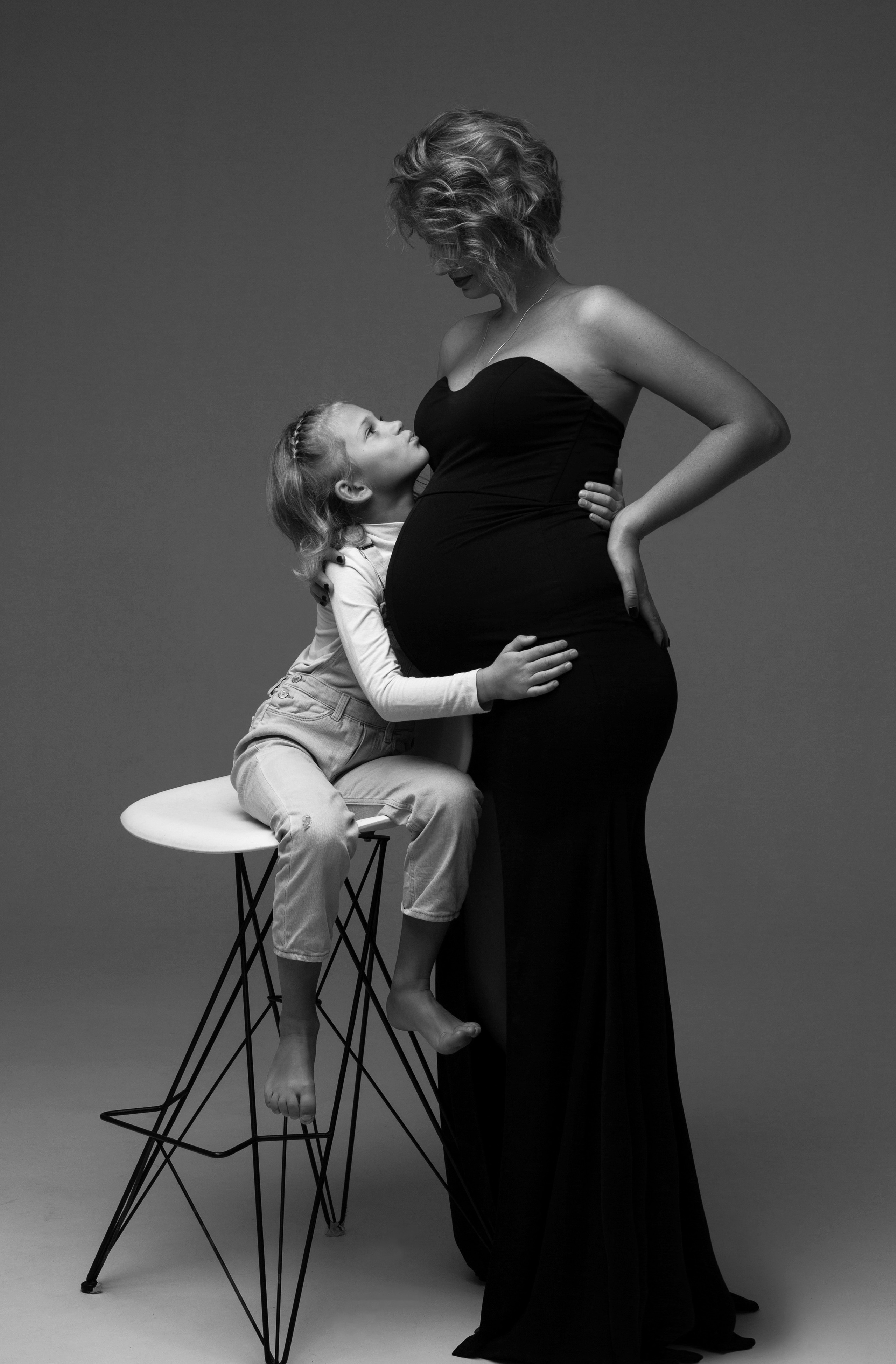 Фотосессия беременности, минимализм, циклорама