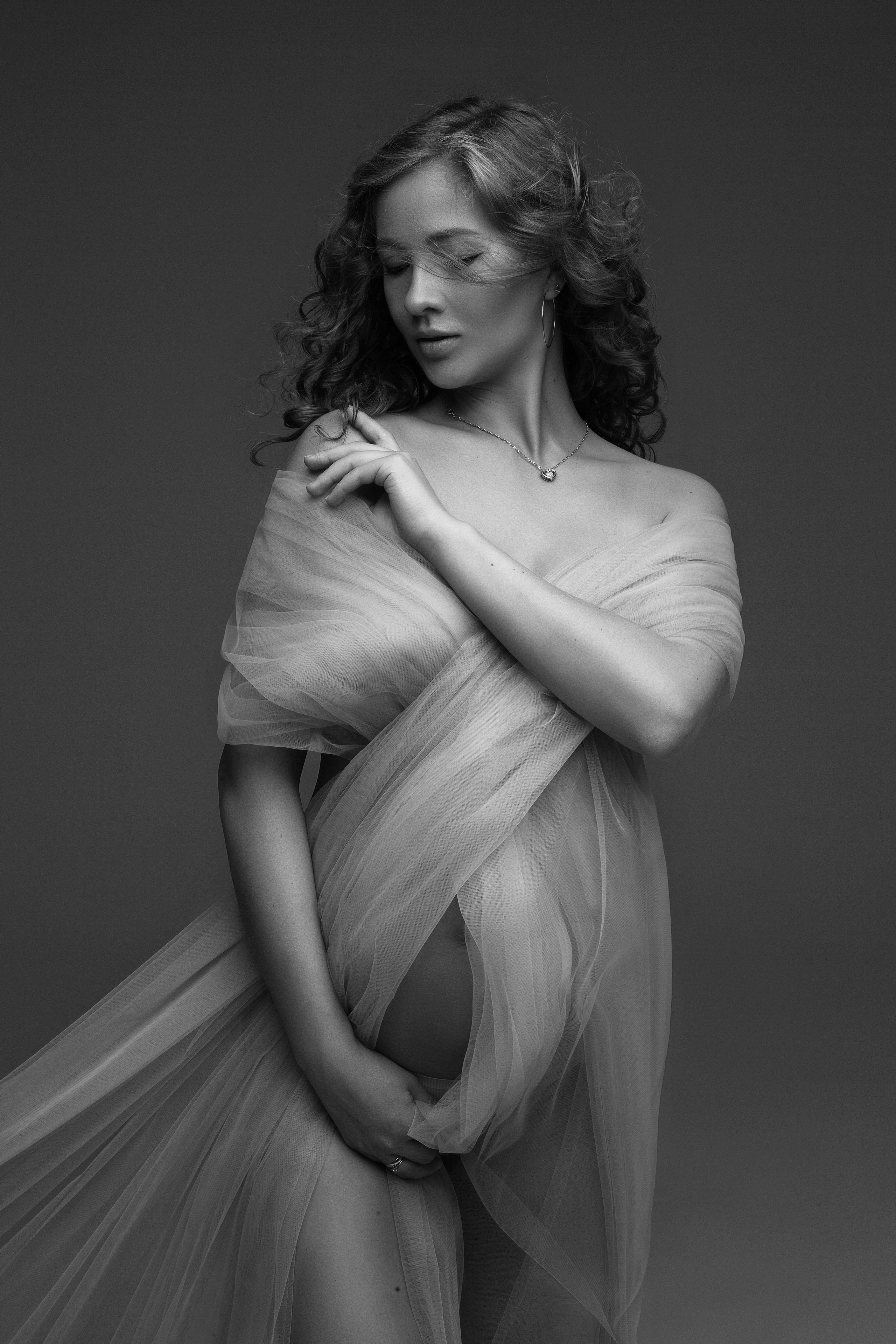 Фотосессия беременности, минимализм, циклорама