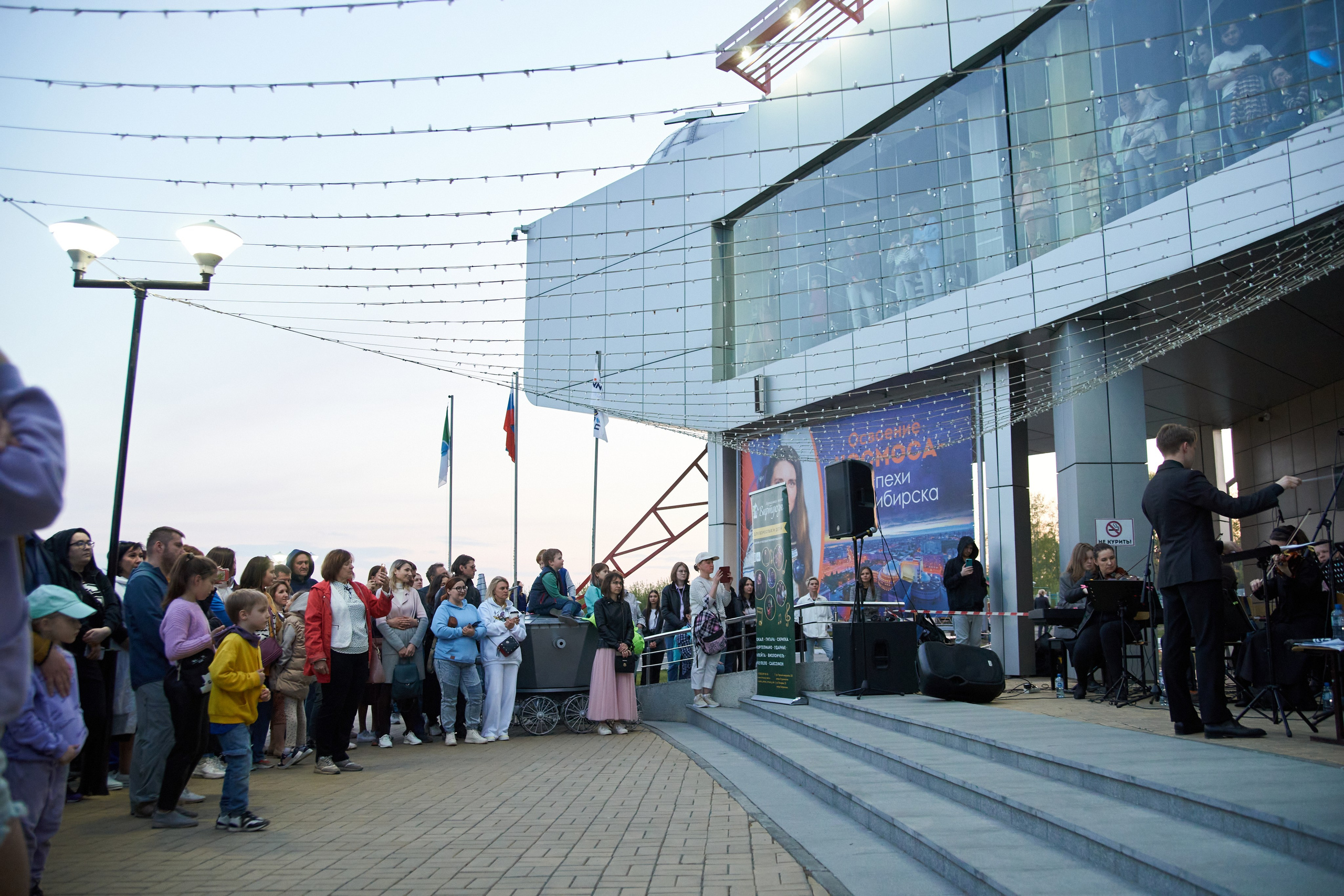 Репортаж: Музыкальная школа Виртуозы в Ночь музеев у планетария. Репортажный и женский фотограф в Новосибирске