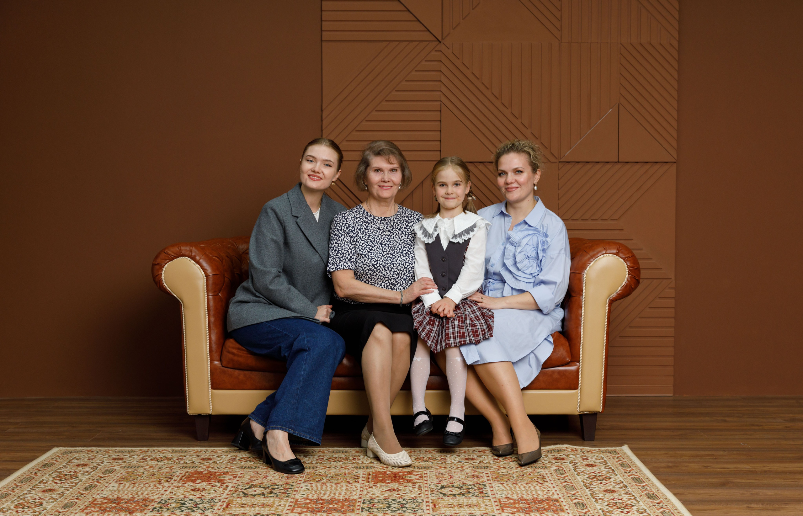 Элеонора первоклашка. Фотограф Анна Телекаева, выпускные альбомы, семейные и репортажные съемки в Омске