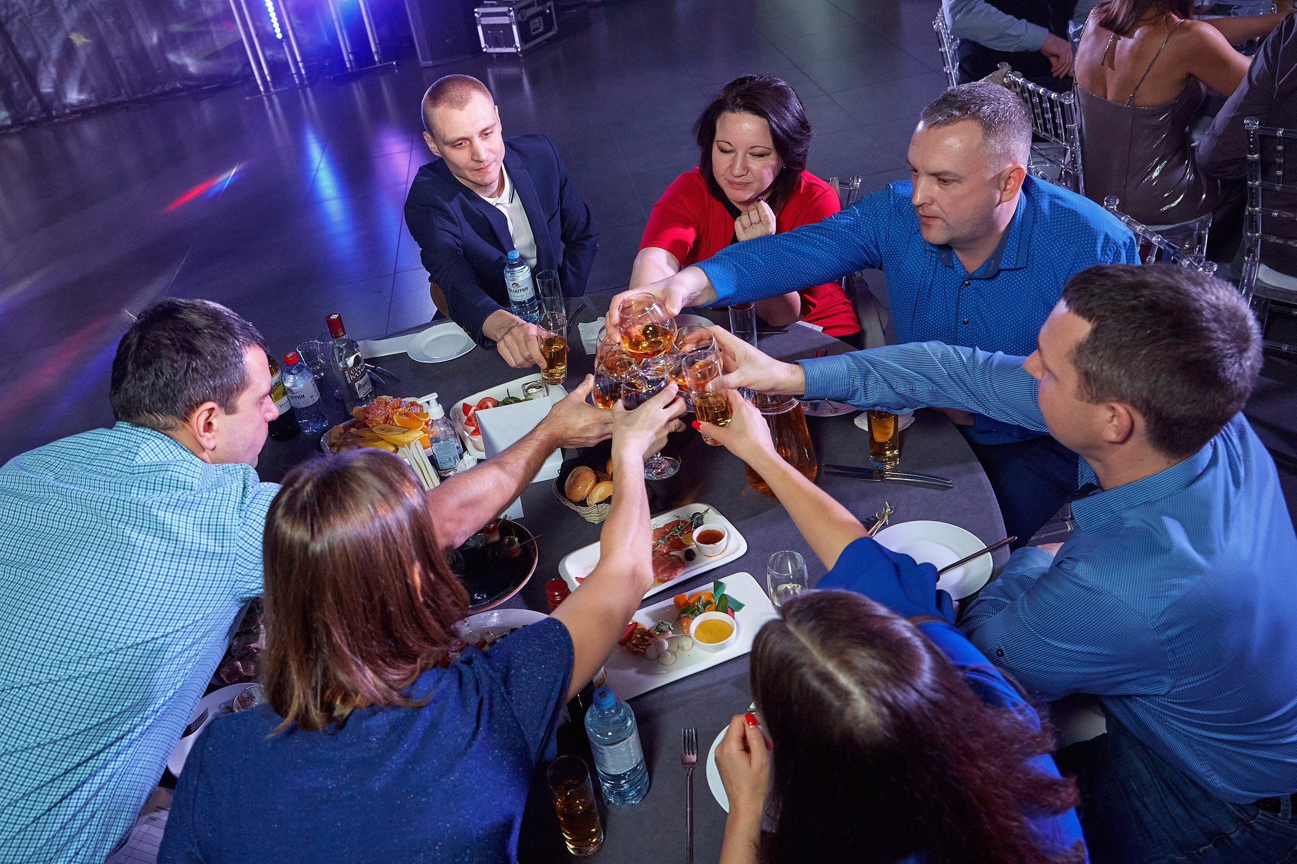 Транс-Инвест / Новогодний корпоратив на территории автосалона. Антон Артюшин, портретный фотограф. Москва