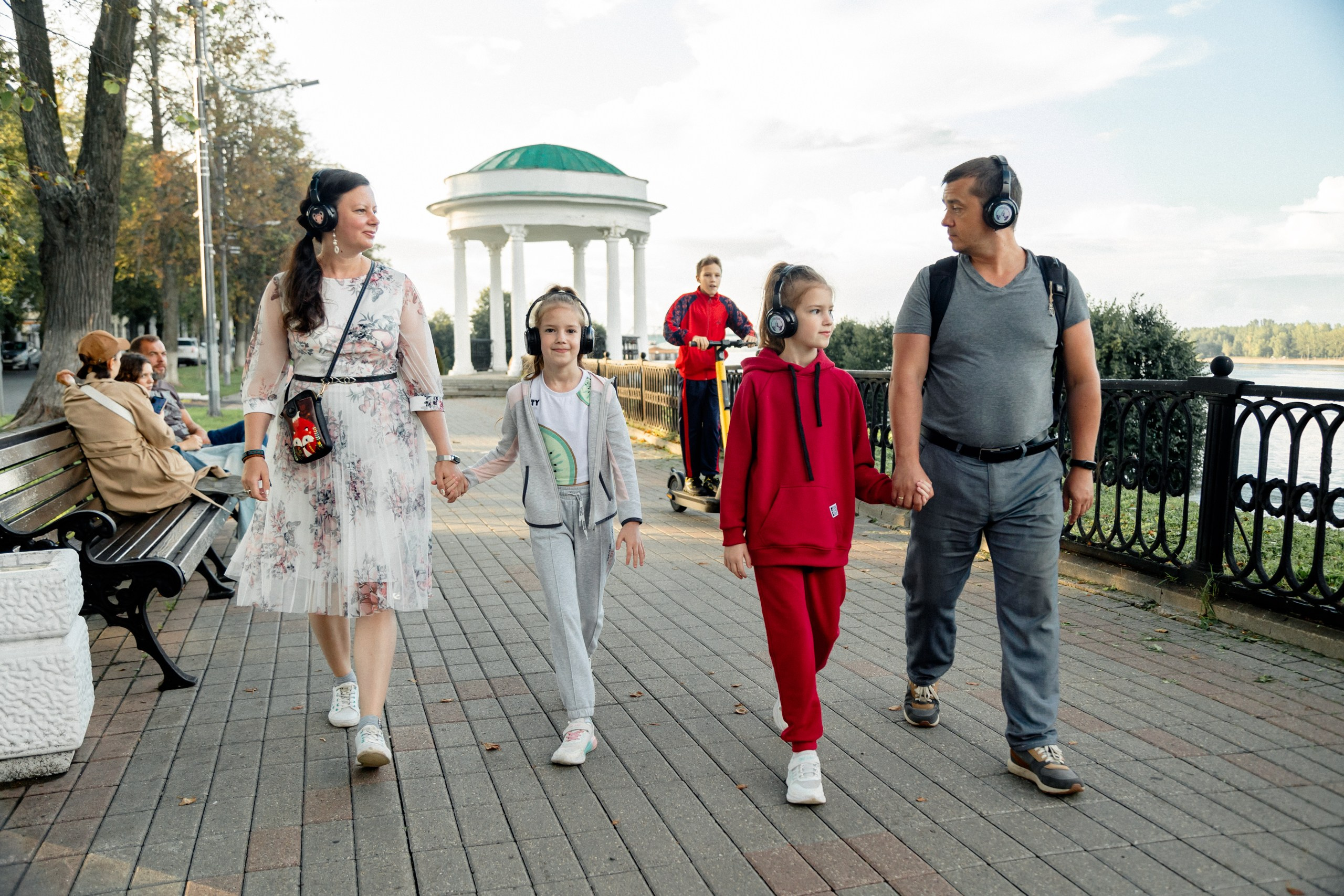 Экскурсия. На каждом снимке всегда два человека: фотограф и зритель