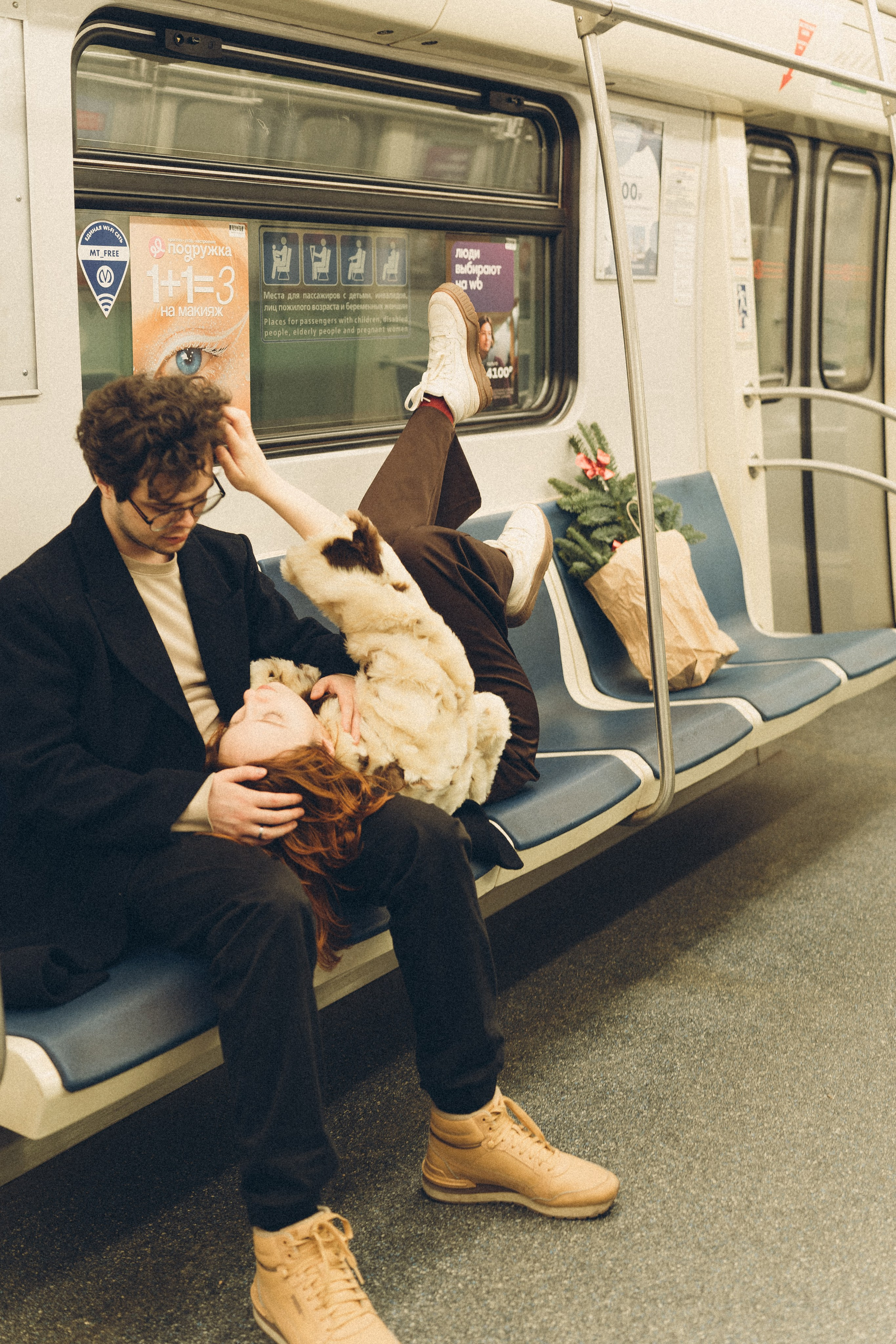 НОВОГОДНЯЯ ФОТОСЕСИИЯ ПАРЫ В МЕТРО ЛЮБОВЬ. Профессиональный фотограф, Санкт-Петербург — Виктория Богомолова