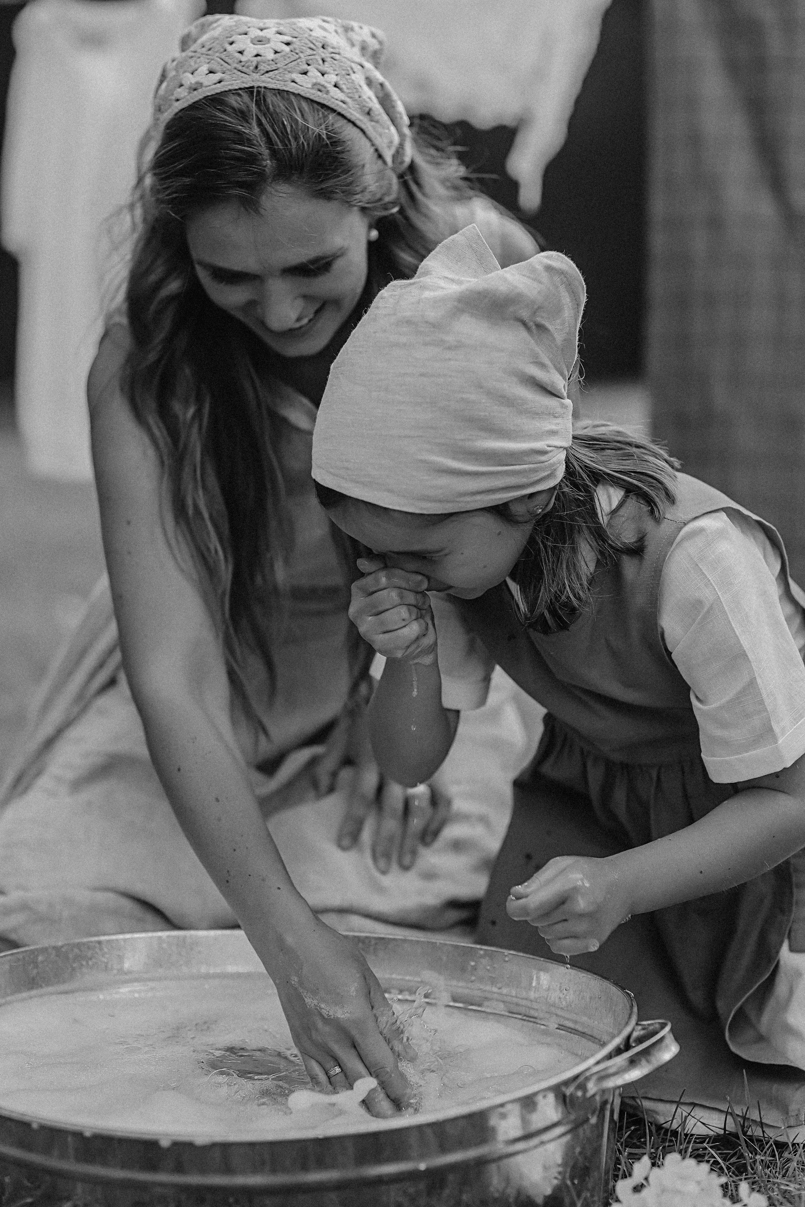 Стирка у дома. Семейный фотограф Тюмень, фотограф на роды Салмина Мария