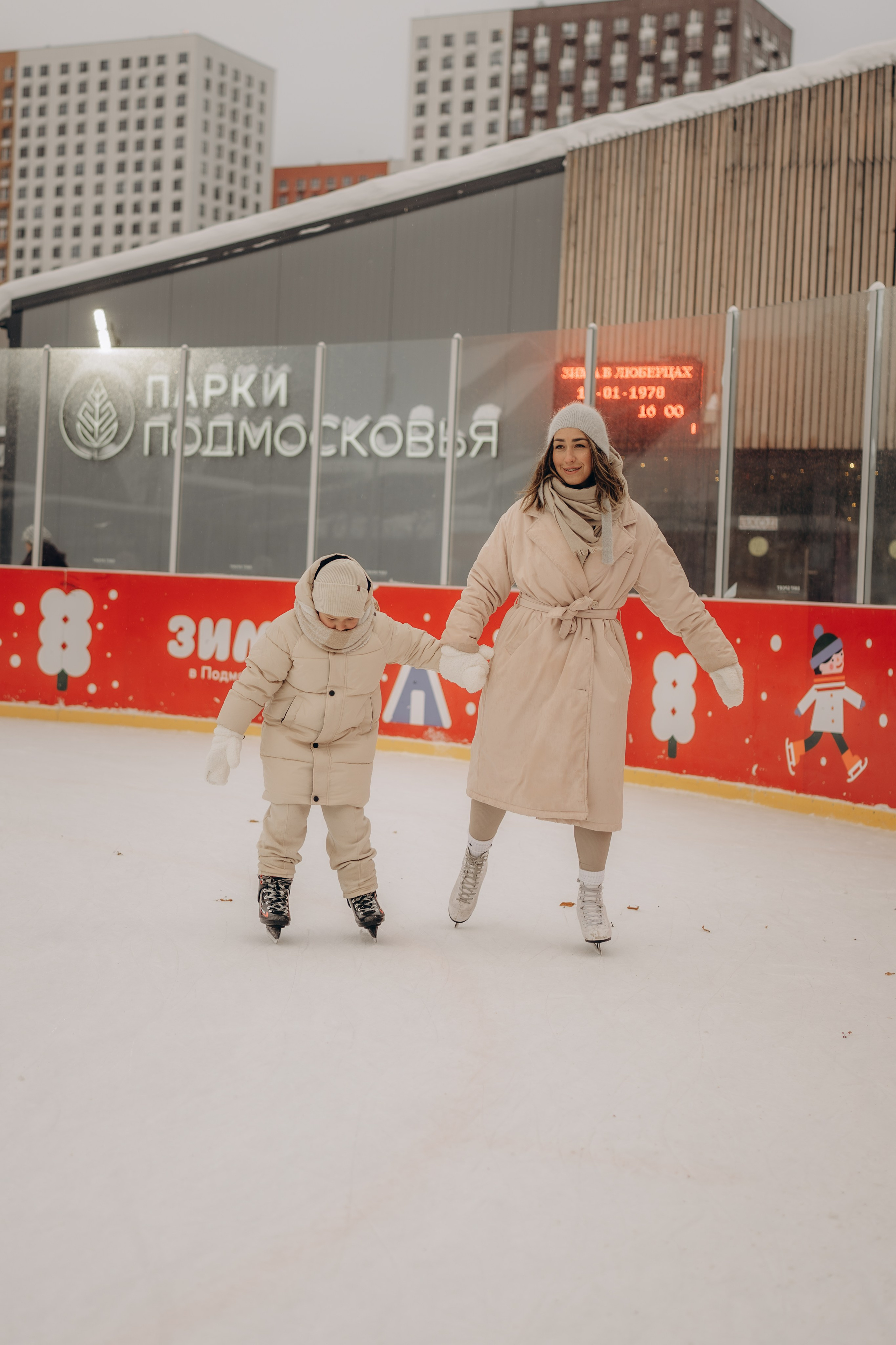 На катке. Семейный фотограф Москва. Фотограф беременности и материнства Москва