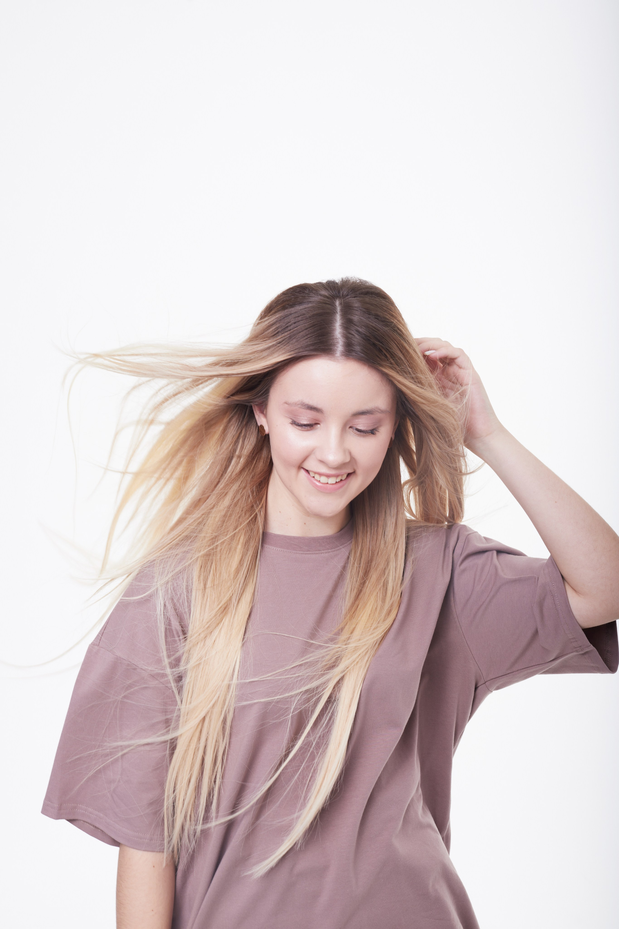 Студийная фотосессия девушки с длинными светлыми волосами.
