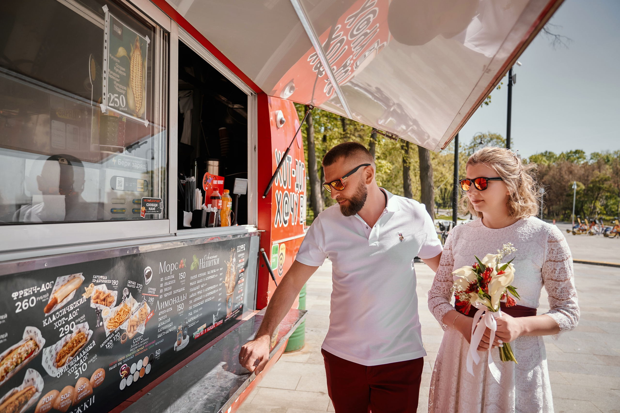 жених и невеста покупают шаурму на речном вокзале в москве