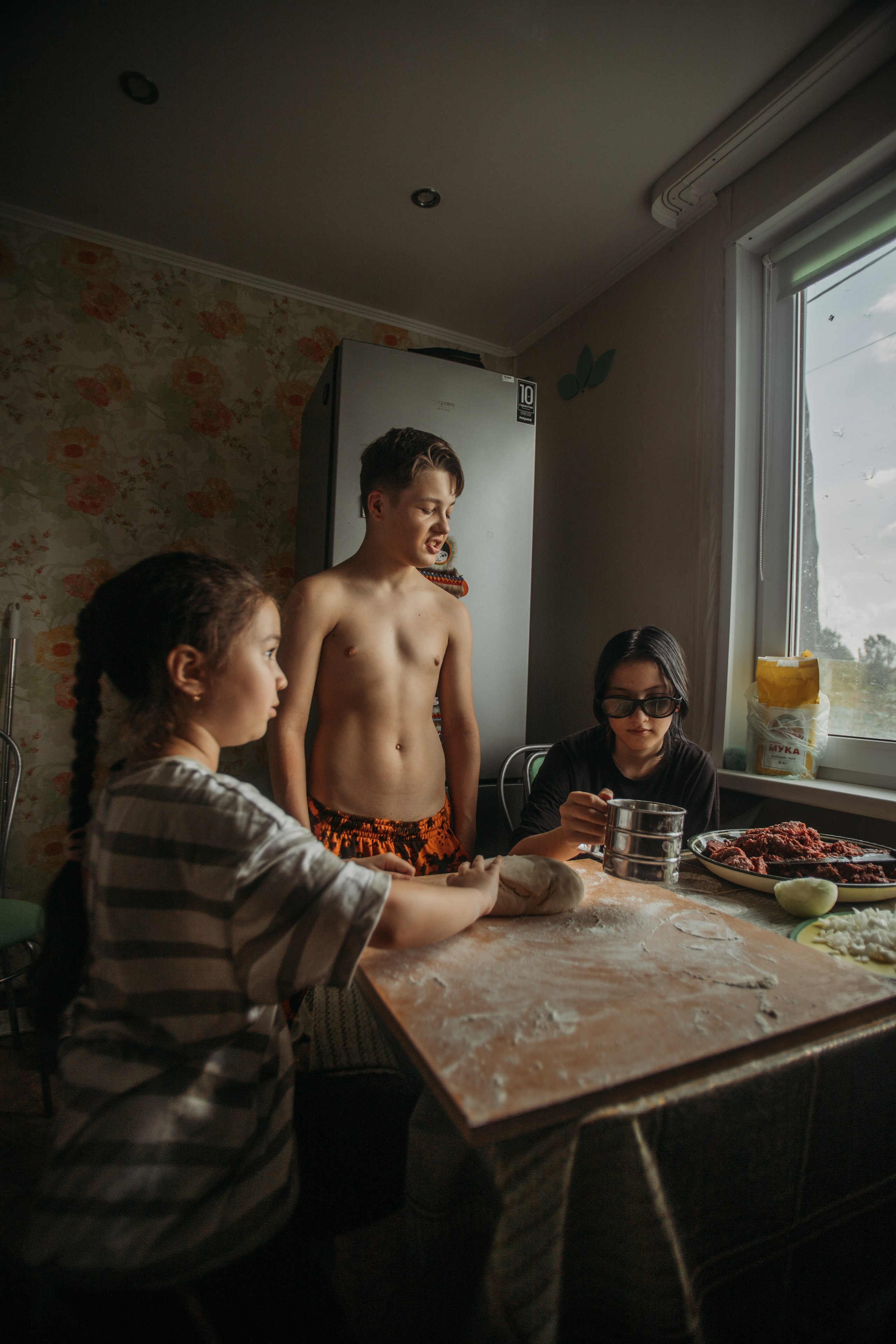 Домашняя фотосессия моей семьи. Венера Гайн. Репортажный фотограф  Тюмень. Обучение фотографии с 0
