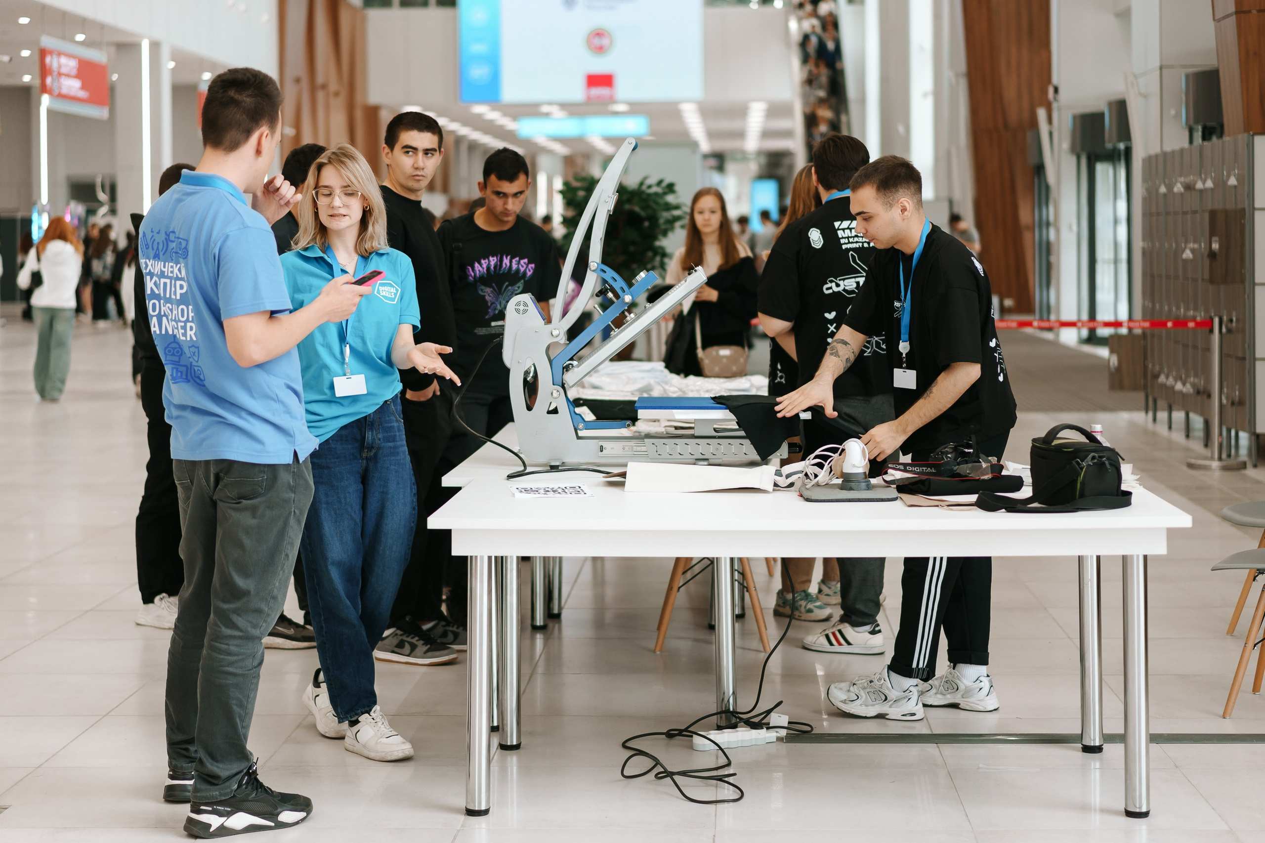 Стенд CustomLab на выставке — демонстрация термопечати на ткани