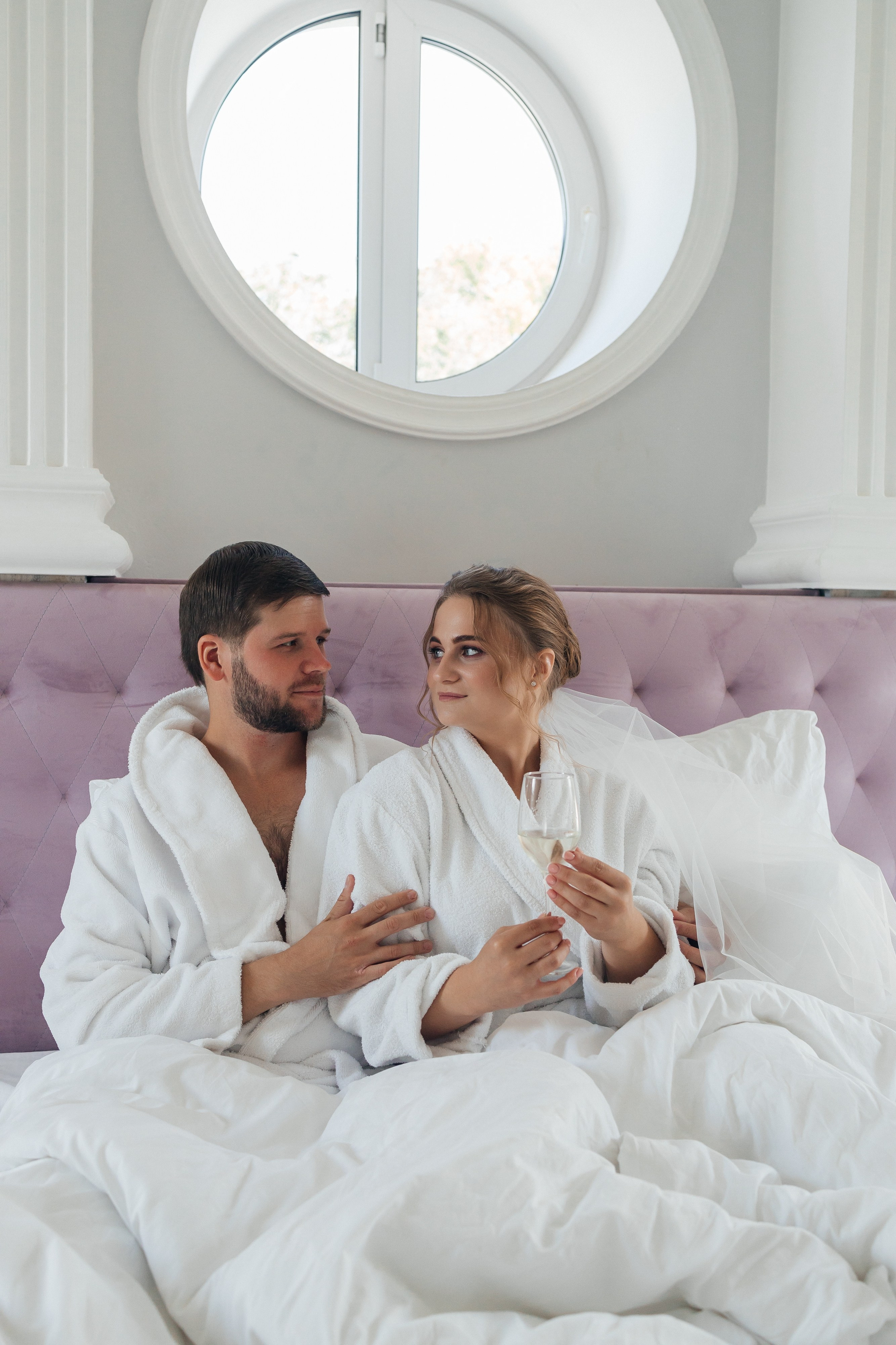 Трогательная выездная церемония в уютном ресторане. Олег Сверчков | Свадебный фотограф Вологда