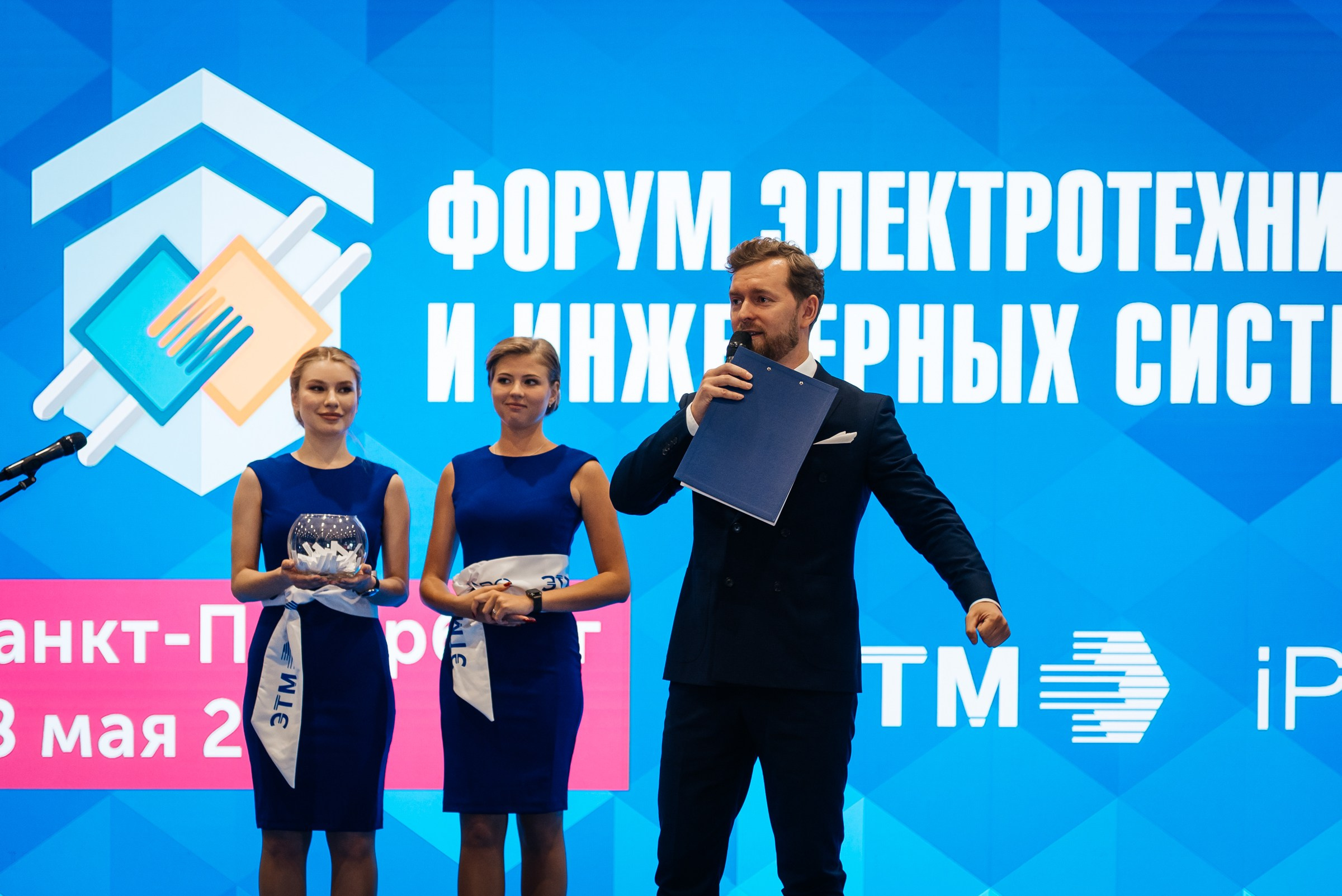 Репортажная съёмка на форуме ЭТМ. Свадебный фотограф в Санкт-Петербурге Венера Ахметова