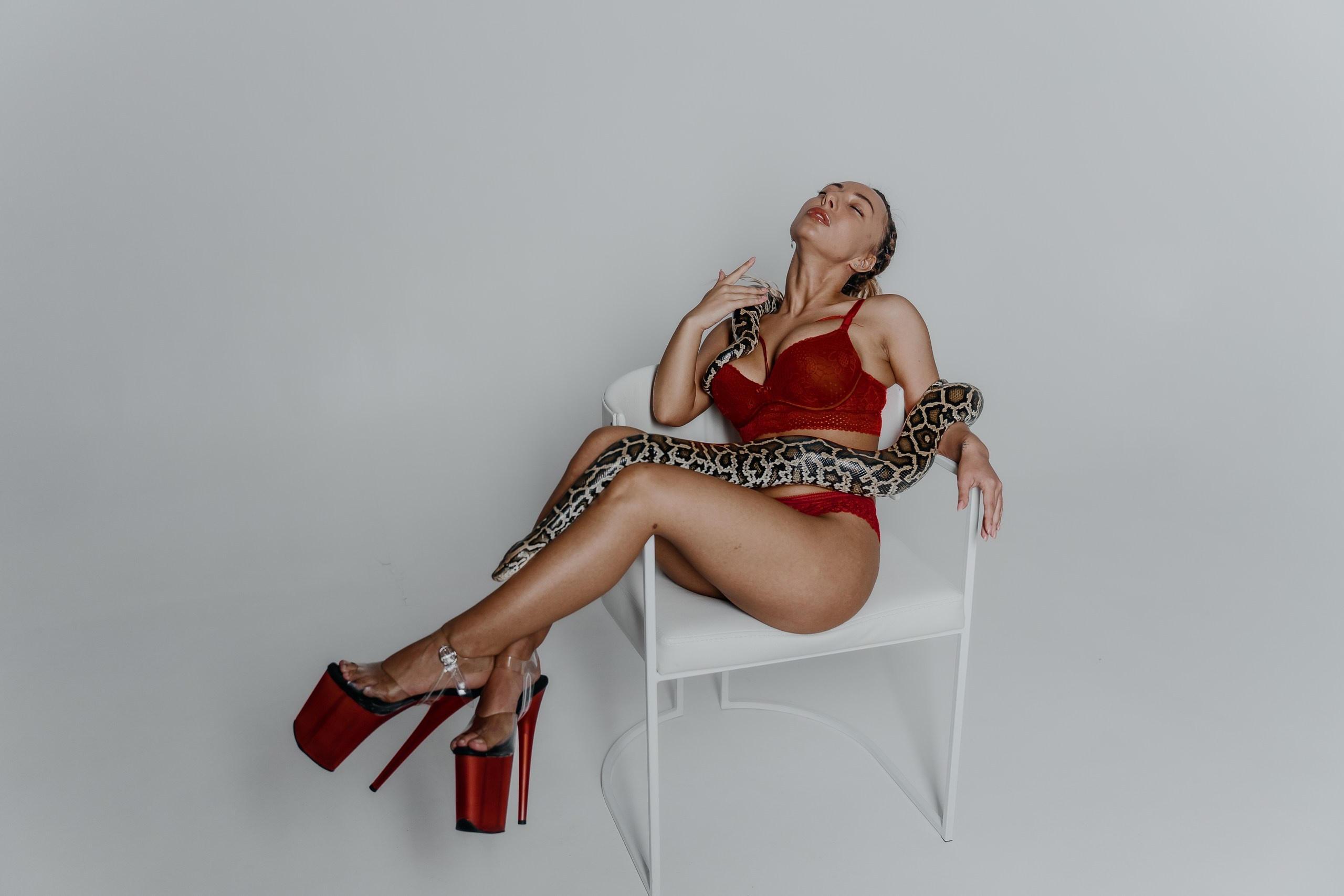 Лина. Для тех, кто не ждёт удачи, а создаёт её. Каждая фотосессия — это твой момент, твой стиль, твой успех. 📸