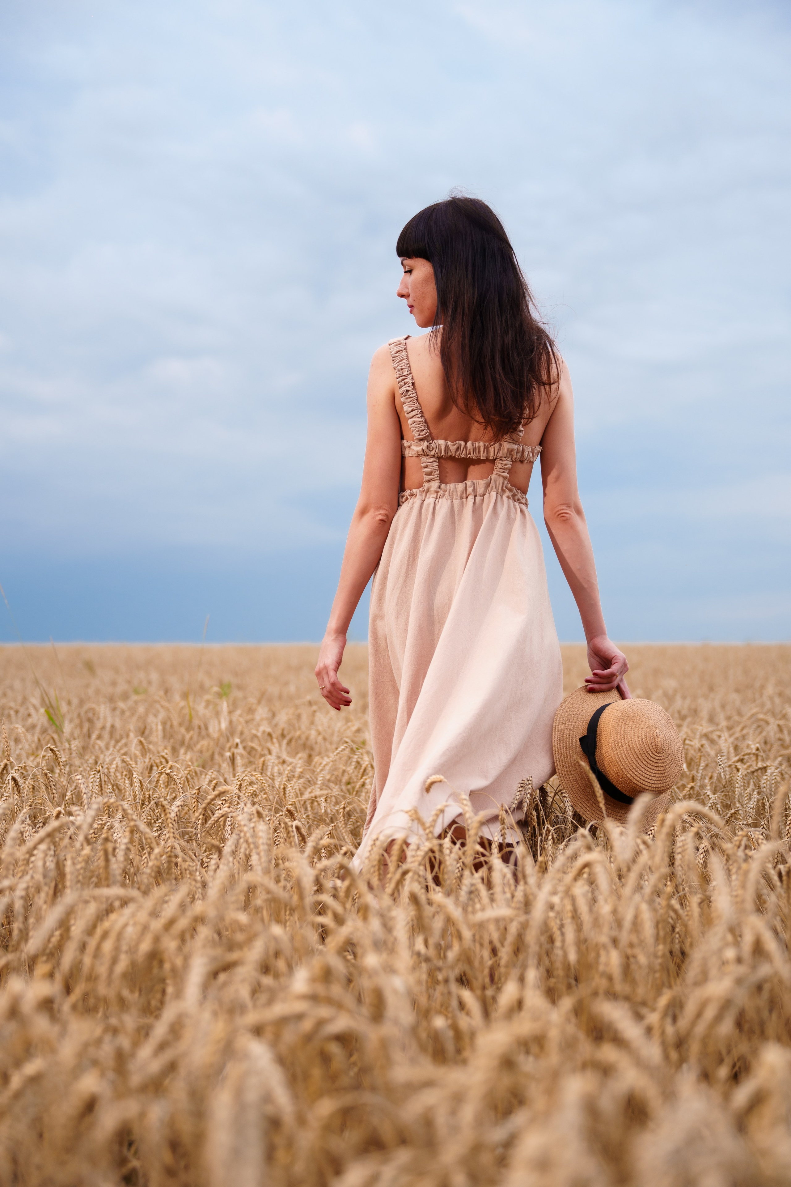 Мама с дочкой в пшеничном поле (01.08.2023). Фотограф Андрей Чеботок (Белгород, Курск, Воронеж, Старый Оскол)