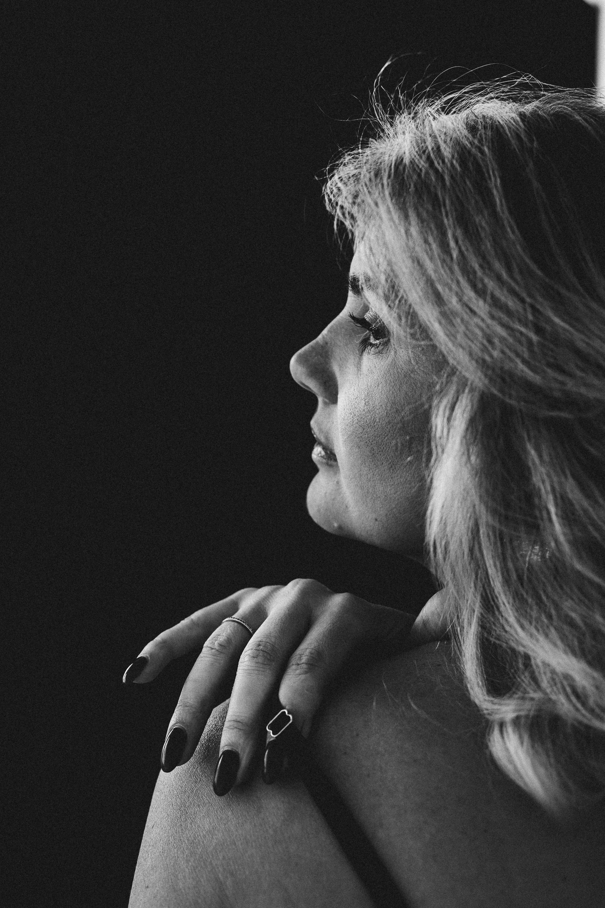 Индивидуальная студийная женская черно-белая фотосессия. Женский портретный фотограф в Нижнем Новгороде и Москве, Юлия Балашова