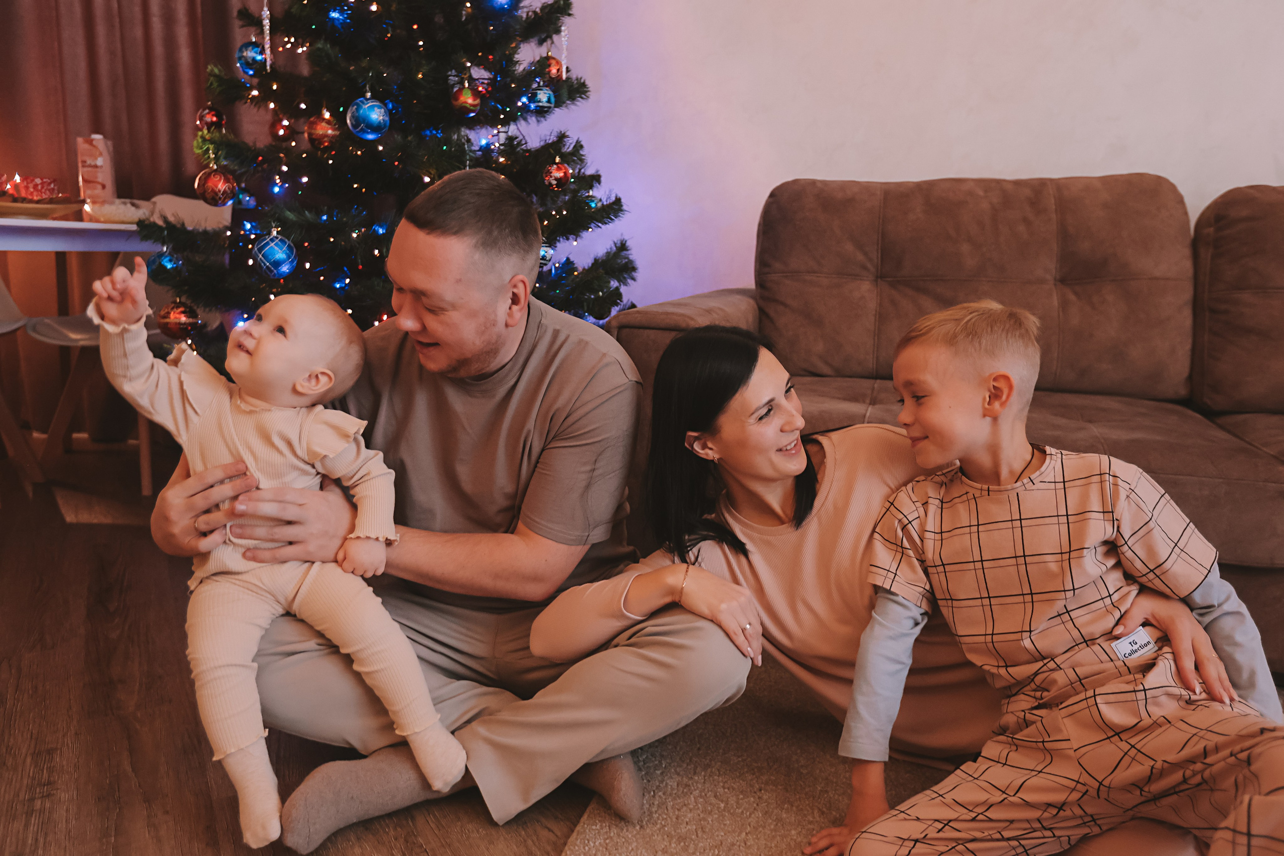 Дома. Семейный фотограф Тюмень, фотограф на роды Салмина Мария