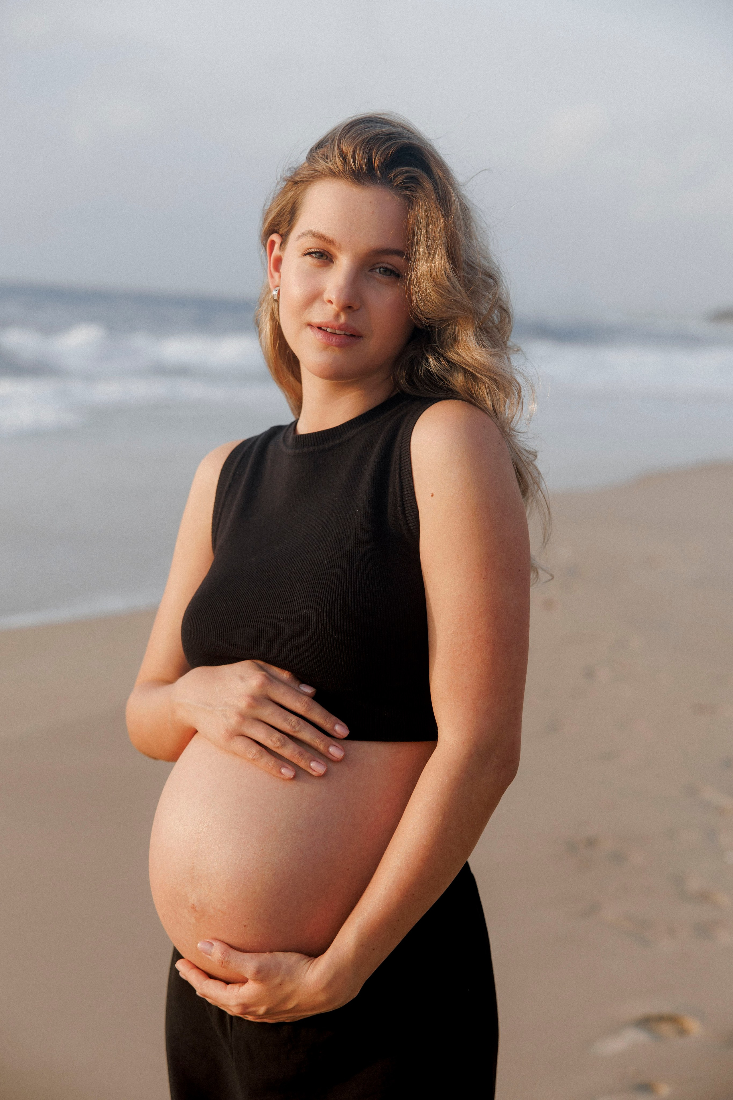 Pregnancy photoshoot near the sea (cloudy weather). Главная