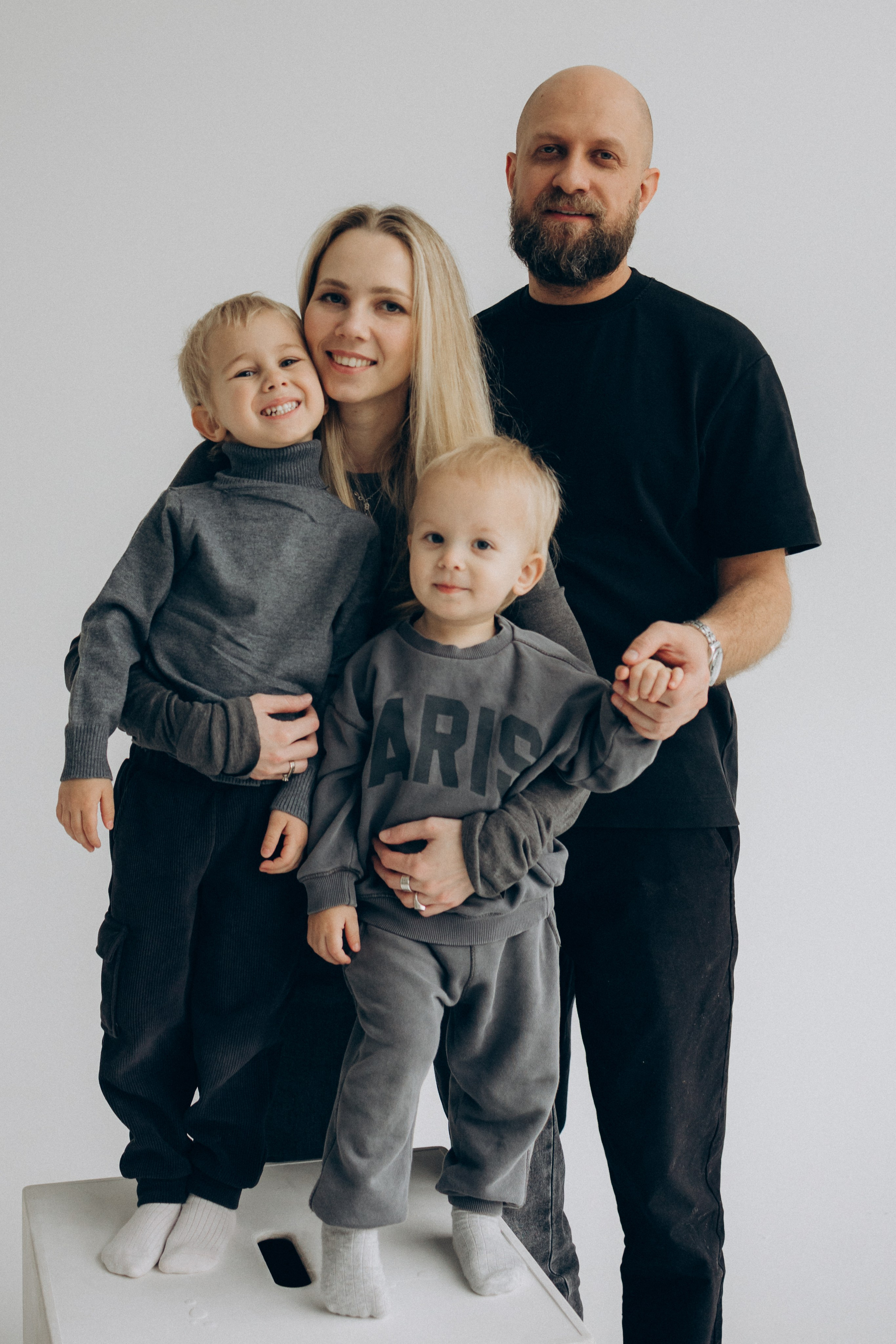 Семейная фотосессия Москва, семейный фотограф в Москве, семейная фотосессия, детский фотограф, семейная фотосессия в студии, семейная фотосессия с сыновьями