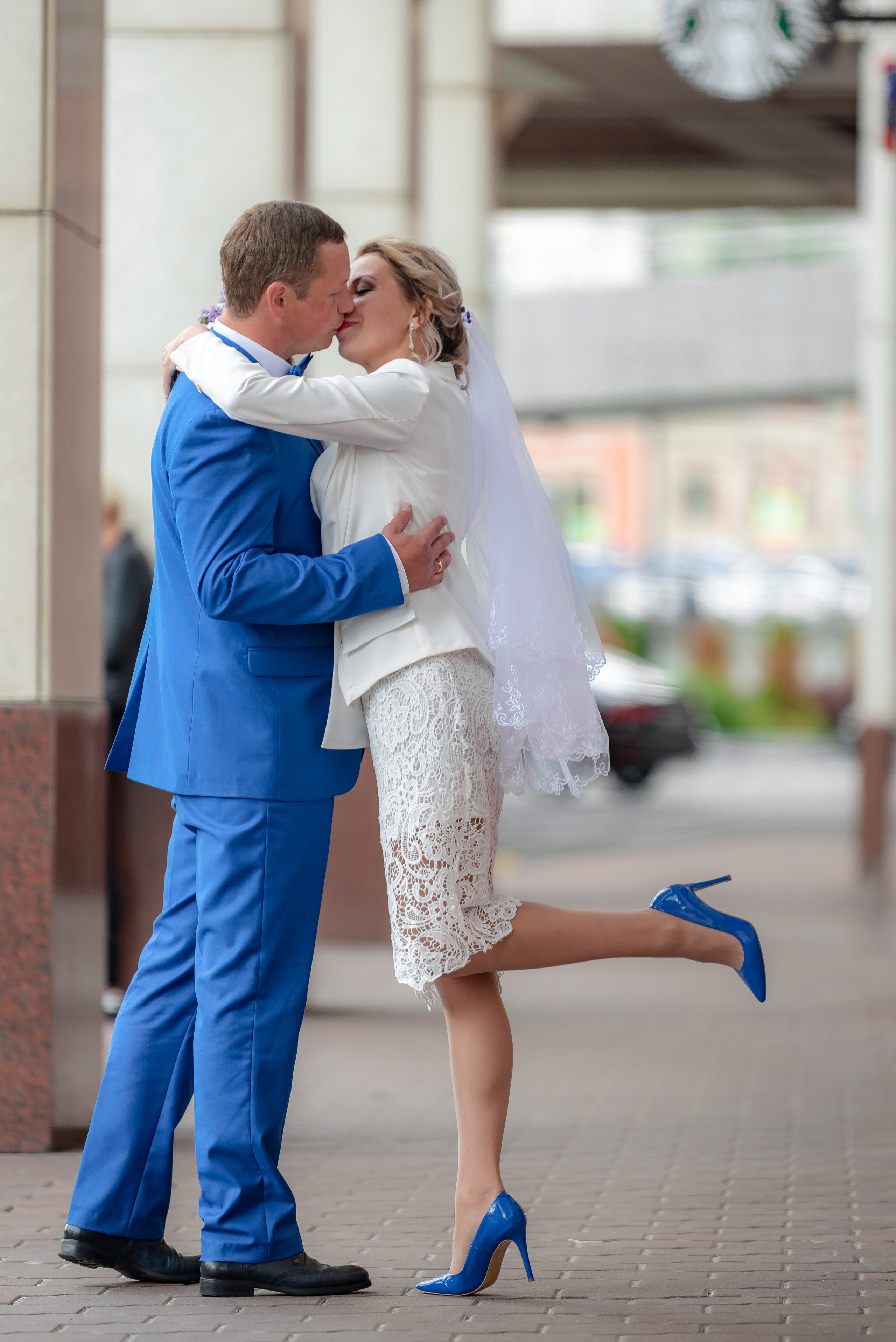 Предложение использовать элементы декора (например, цветы, букеты, свадебные аксессуары) для создания интересных композиций и поз.