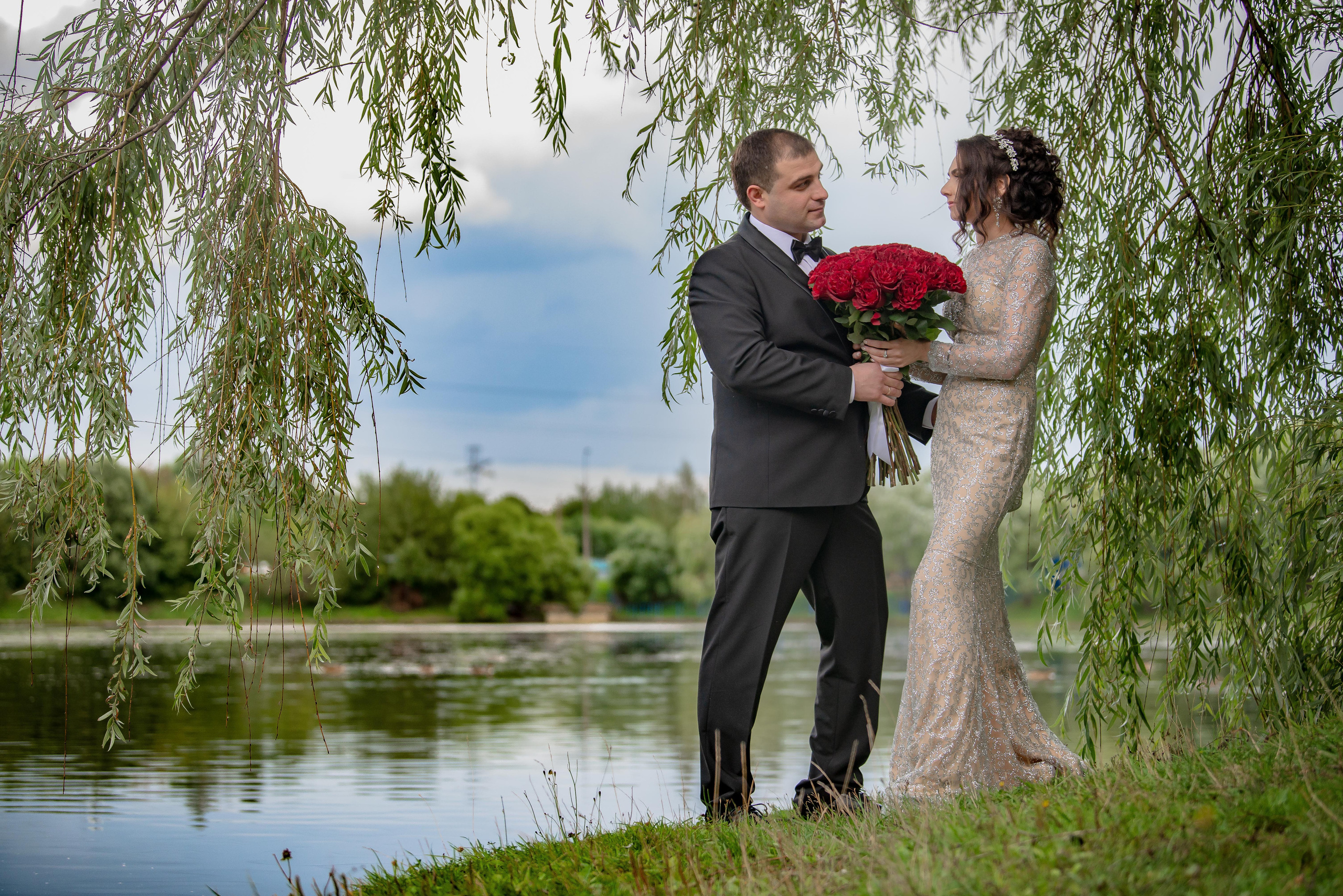 Съемка в разных локациях:- Возможность фотосъемки в нескольких местах в день свадьбы, включая студию, природу или интерьер