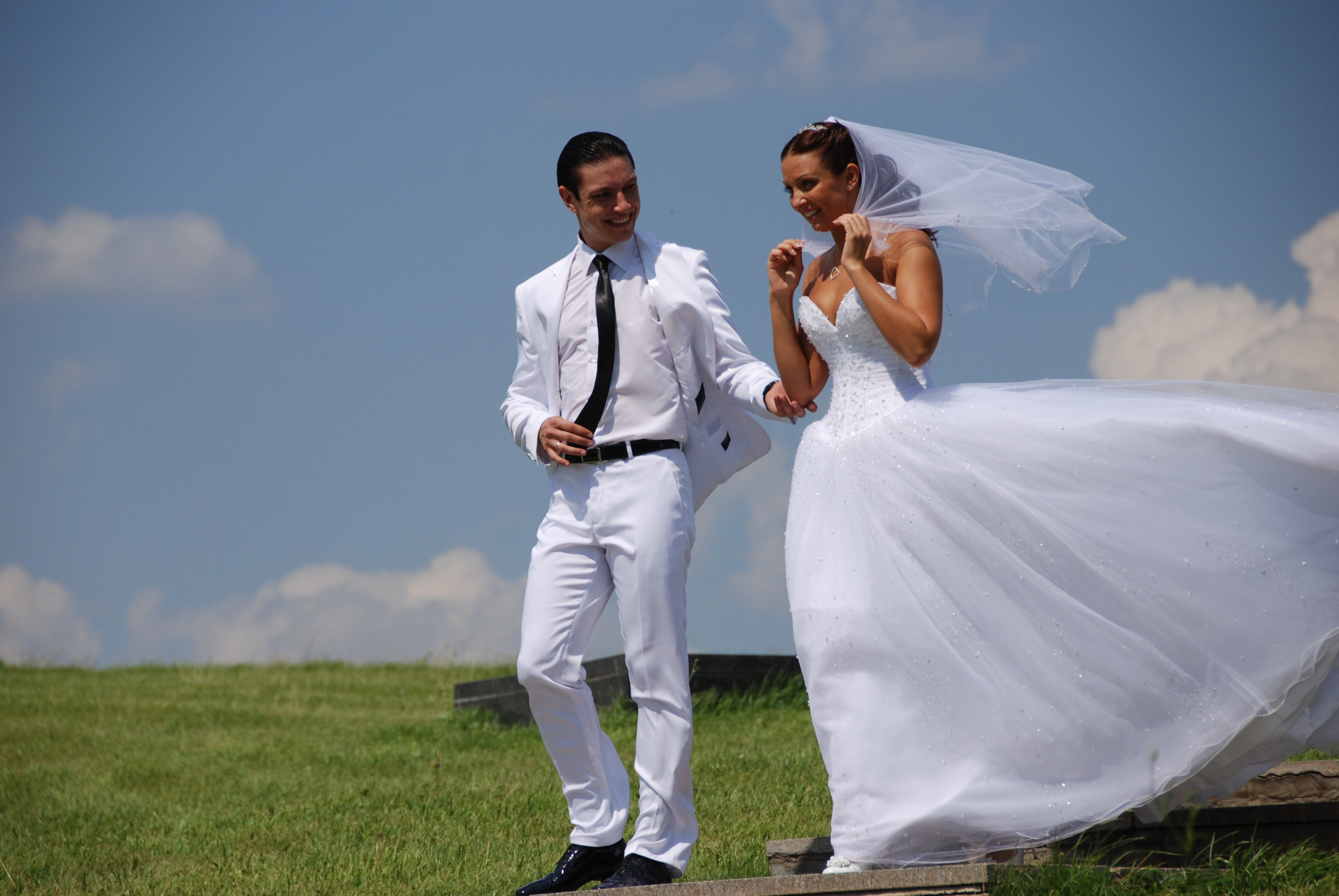 Фотограф знает, какие позы лучше смотрятся с разных ракурсов. Он может дать советы о том, как правильно стоять, чтобы выглядеть гармонично.