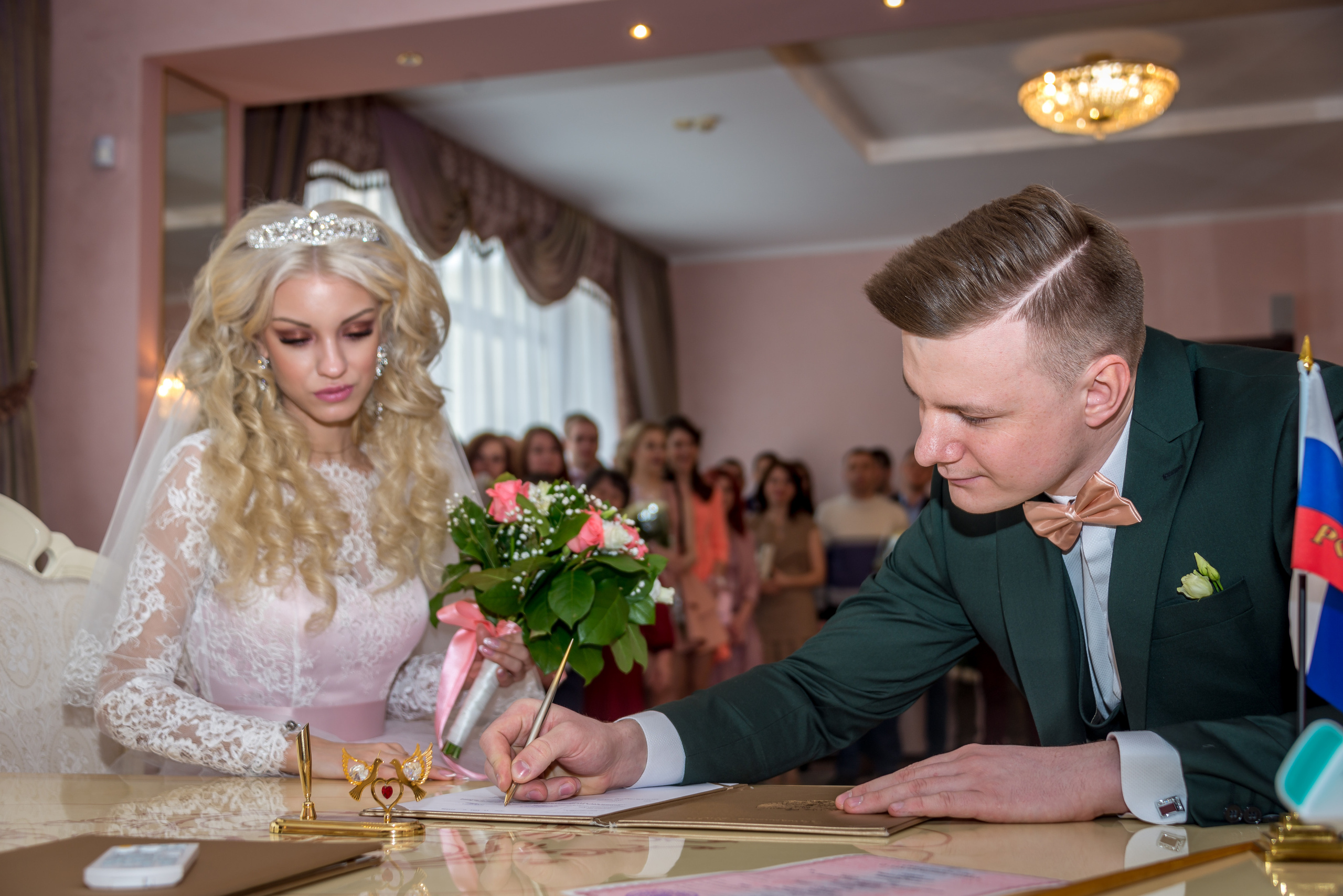 Профессиональная фотосессия росписи молодоженов в ЗАГСе