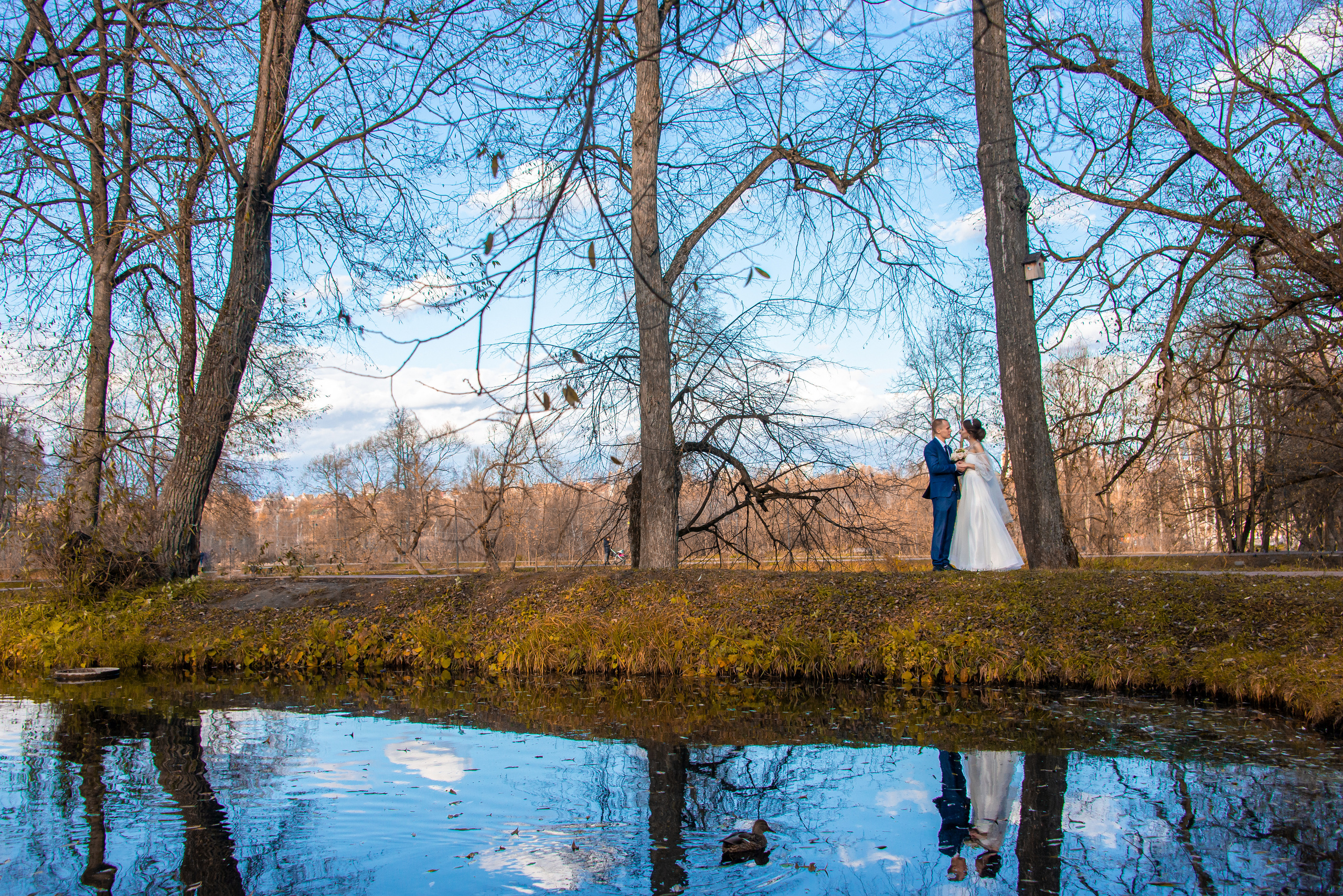 Фотосессия прогулки молодой пары после бракосочетания