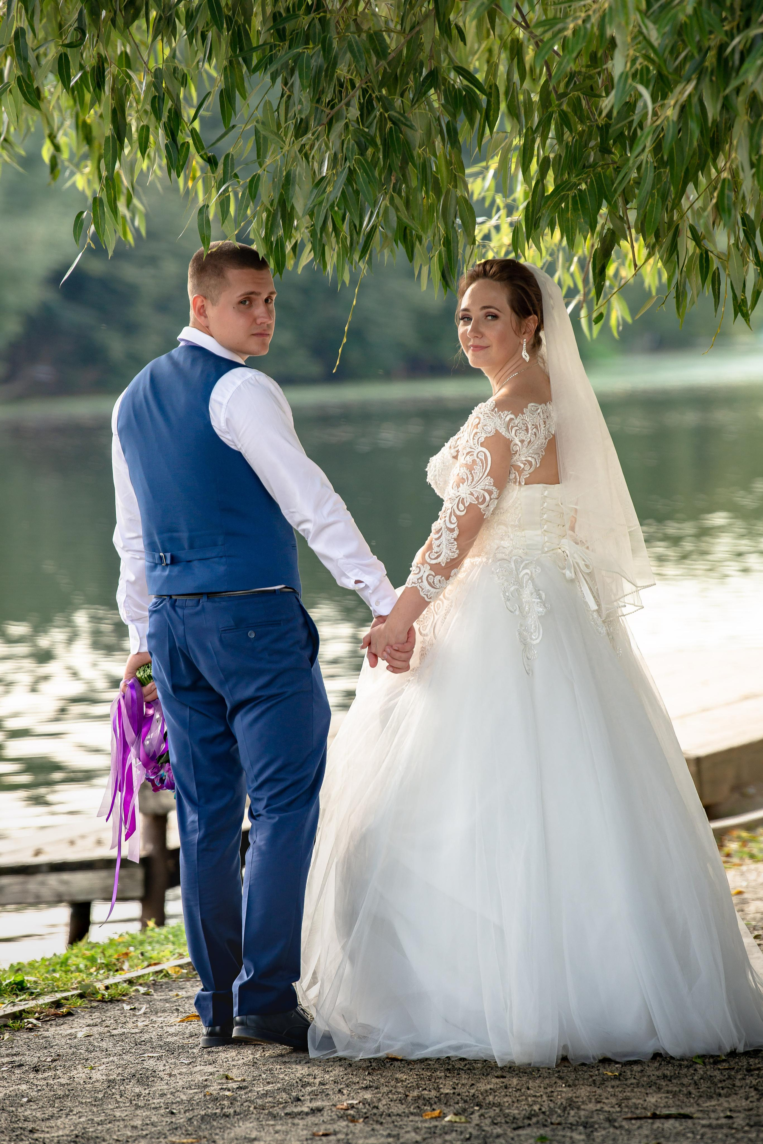 Фотограф может подсказать, как показать свои чувства, предлагая легкие интерактивные моменты (объятия, взгляды, смех), чтобы запечатлеть искренние эмоции.