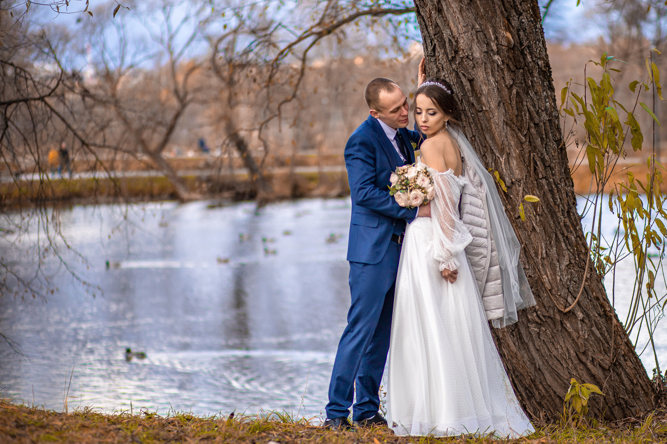 Съемка прогулки на свадебной фотосессии на природе