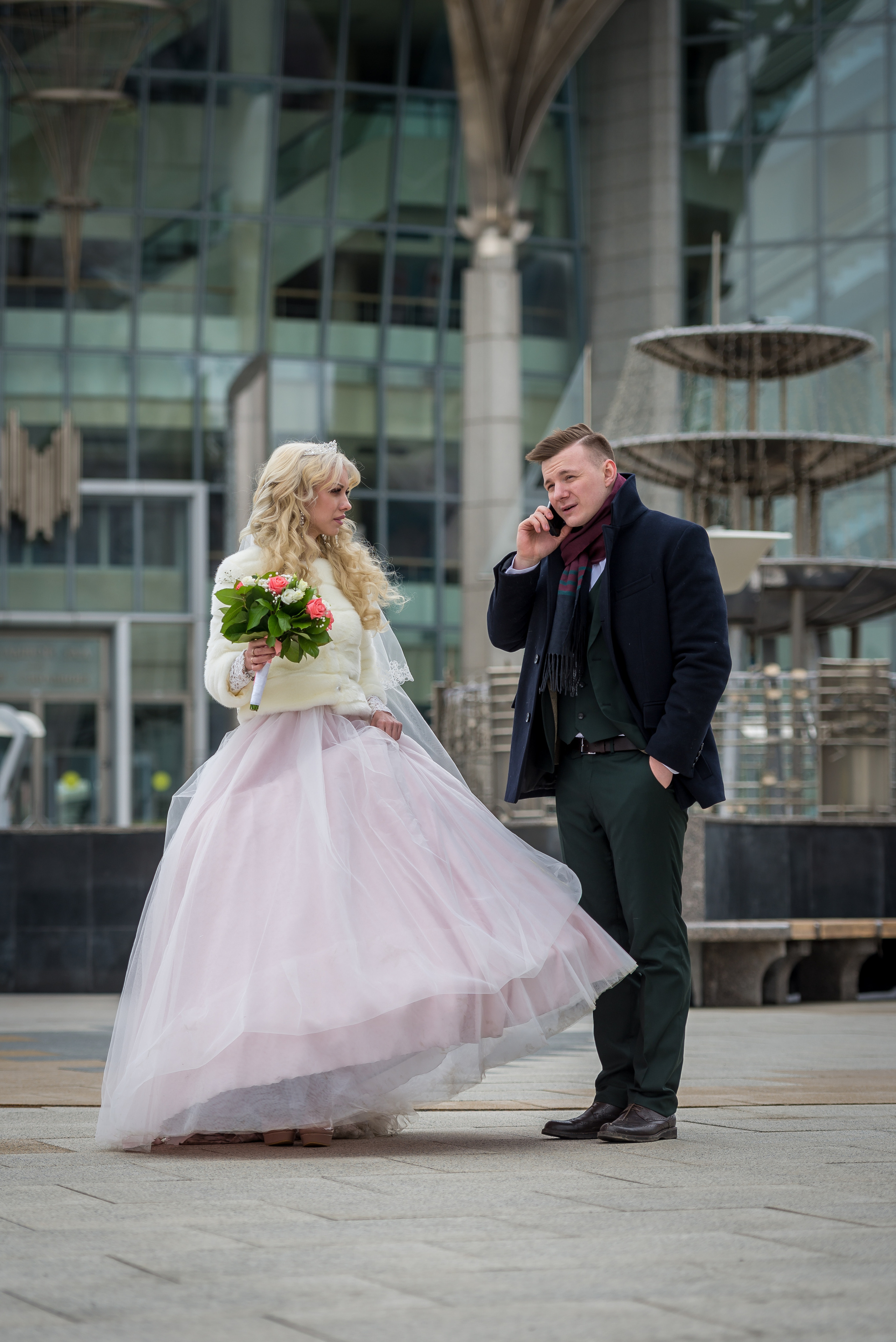 Фотосессия прогулки свадебной пары после бракосочетания