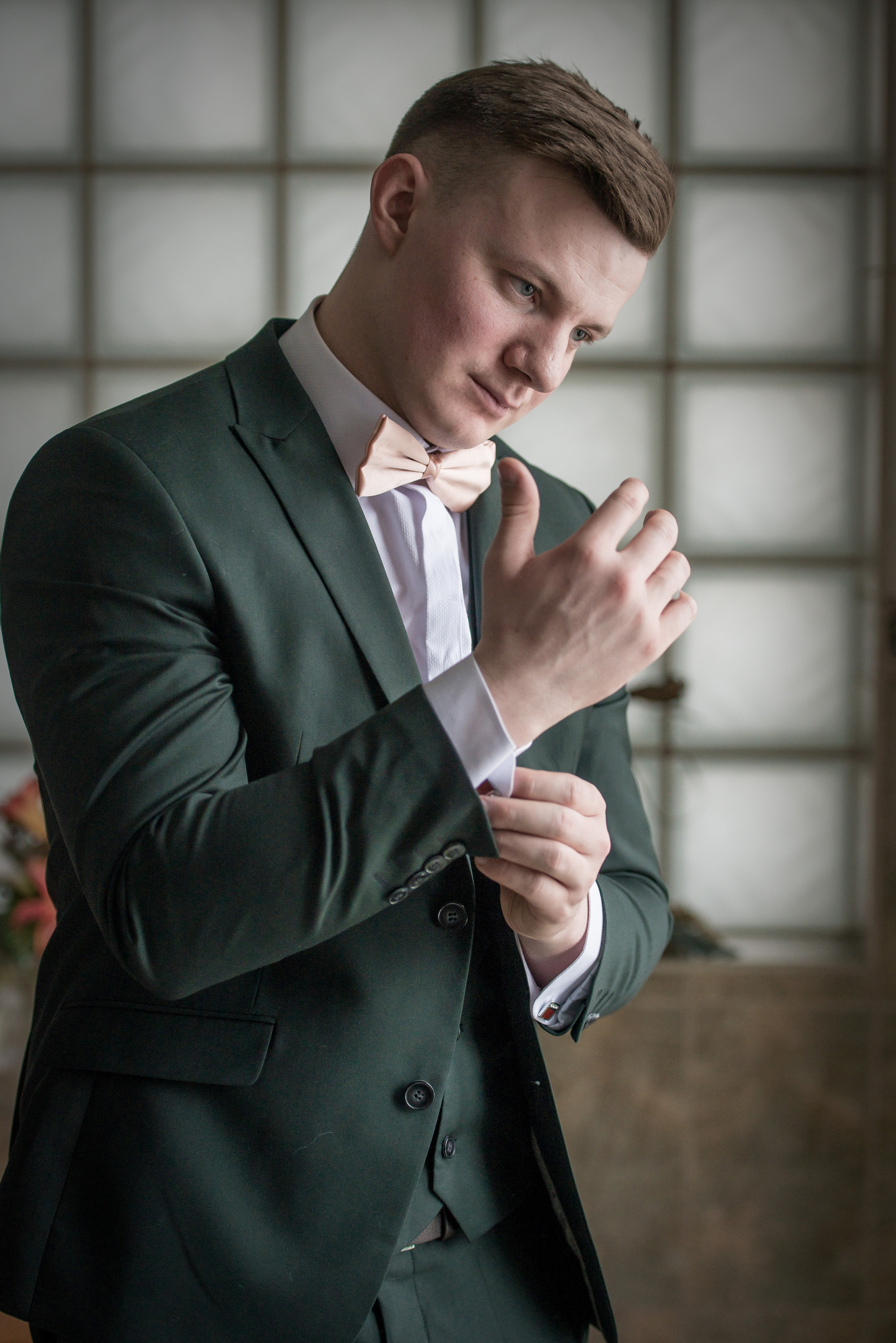 Сборы жениха на свадебной съемке