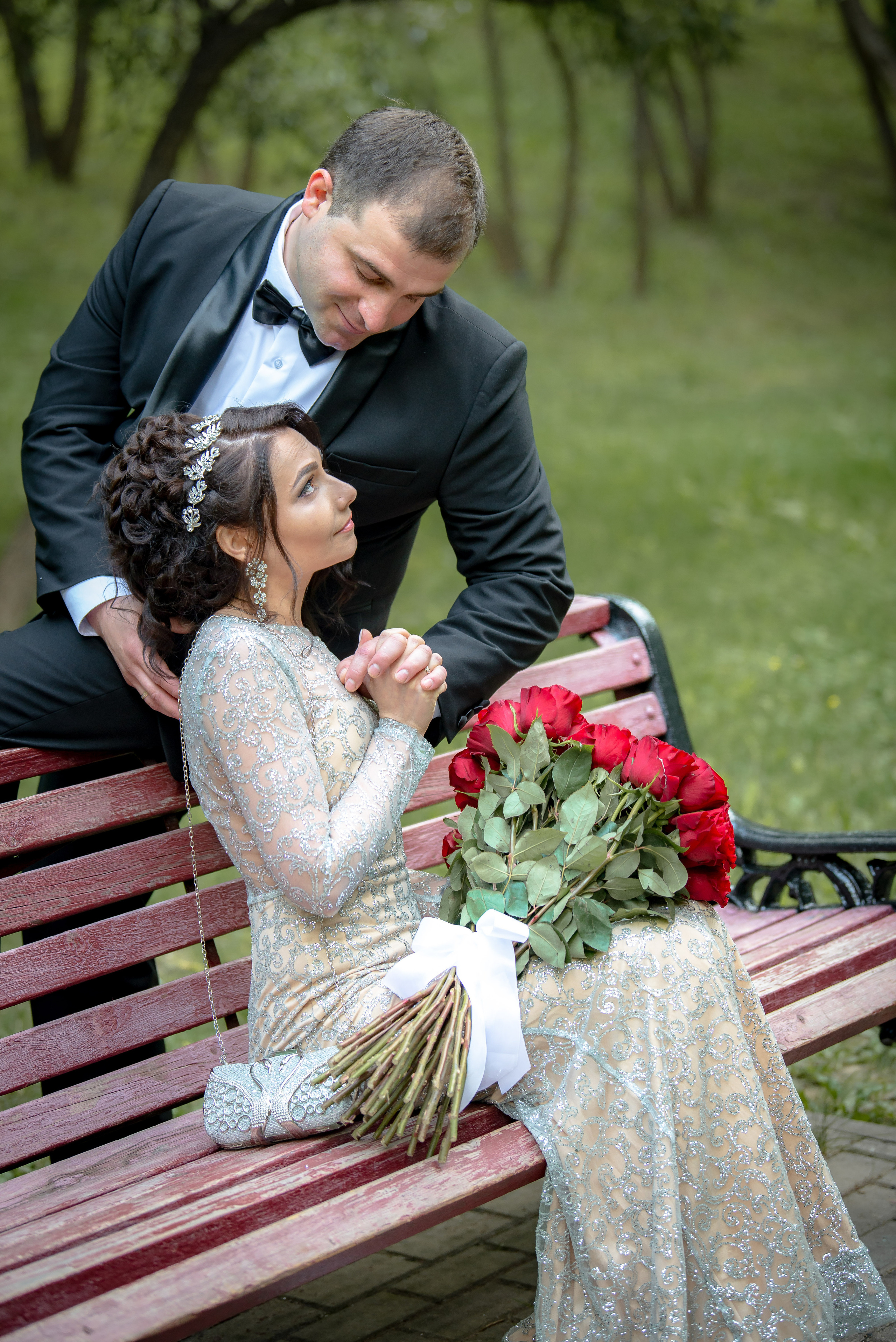 Предсвадебная фотосессия:- Услуга, включающая съемку пары до свадьбы, чтобы познакомиться и создать красивые изображения для приглашений или альбомов