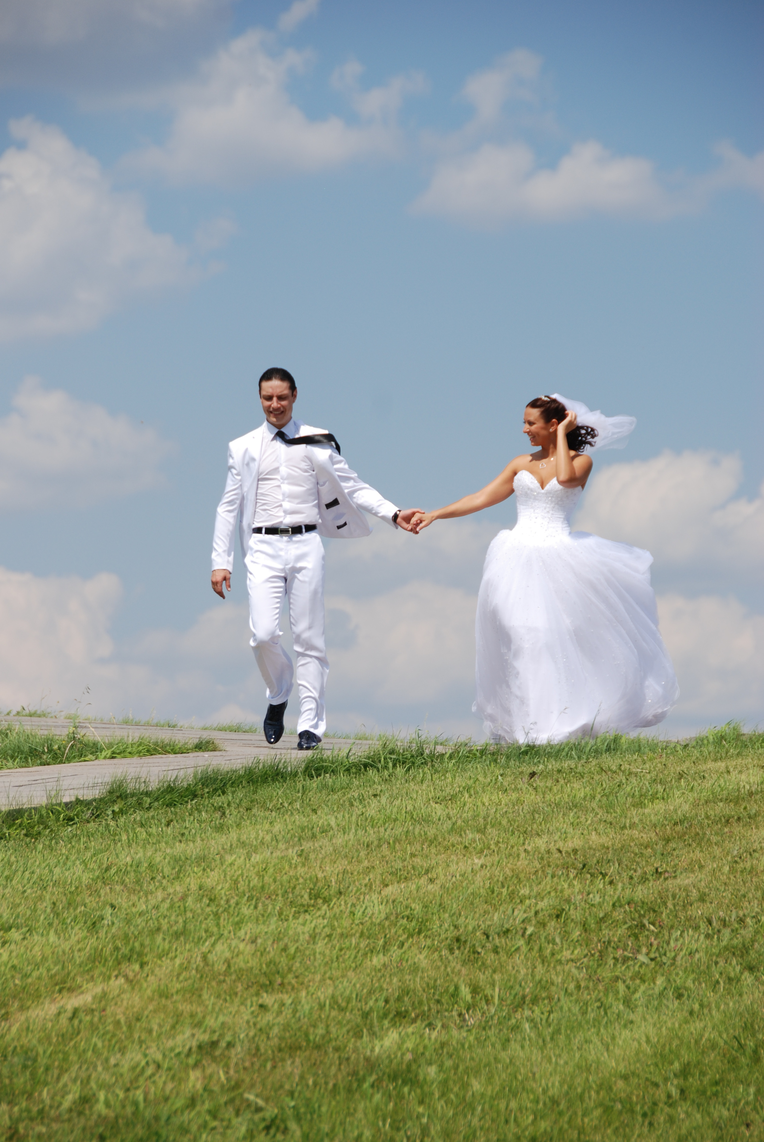 Вместо статичных поз, фотограф может предложить движение: погулять, танцевать или просто держаться за руки. Это добавляет динамики и живости в кадры.