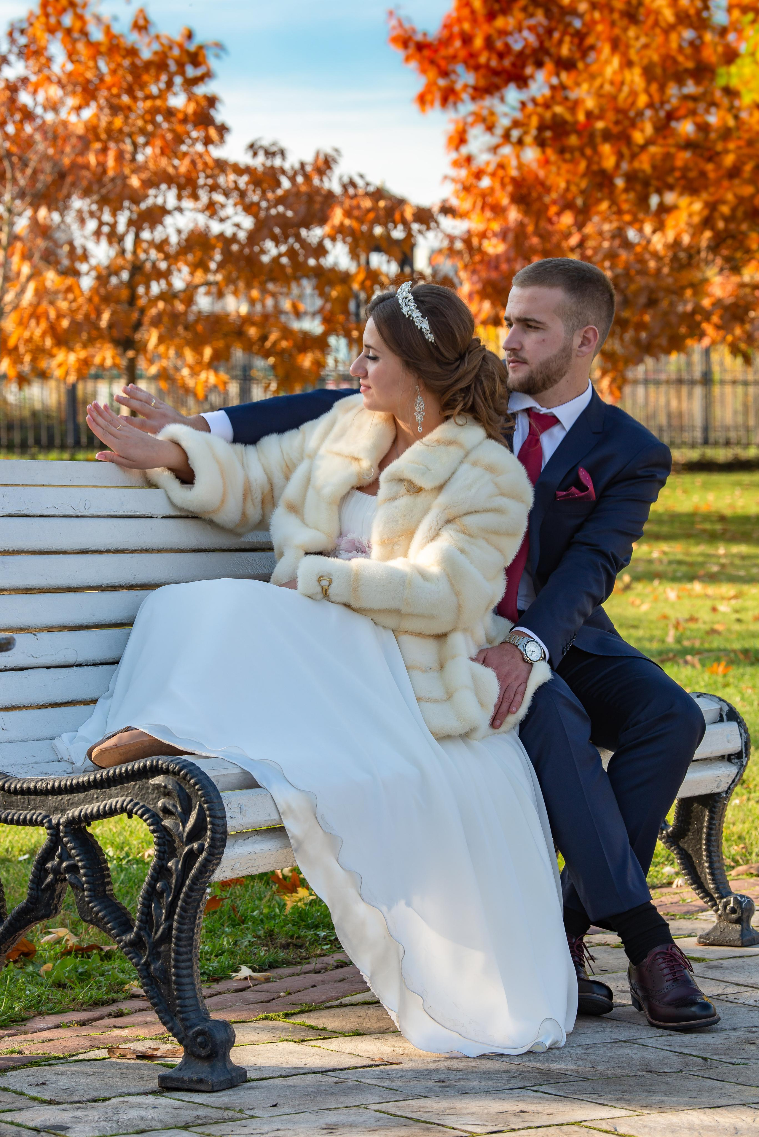 Полная документальная съемка всех этапов свадебного дня, включая сборы невесты и жениха, церемонию, банкет и танцы