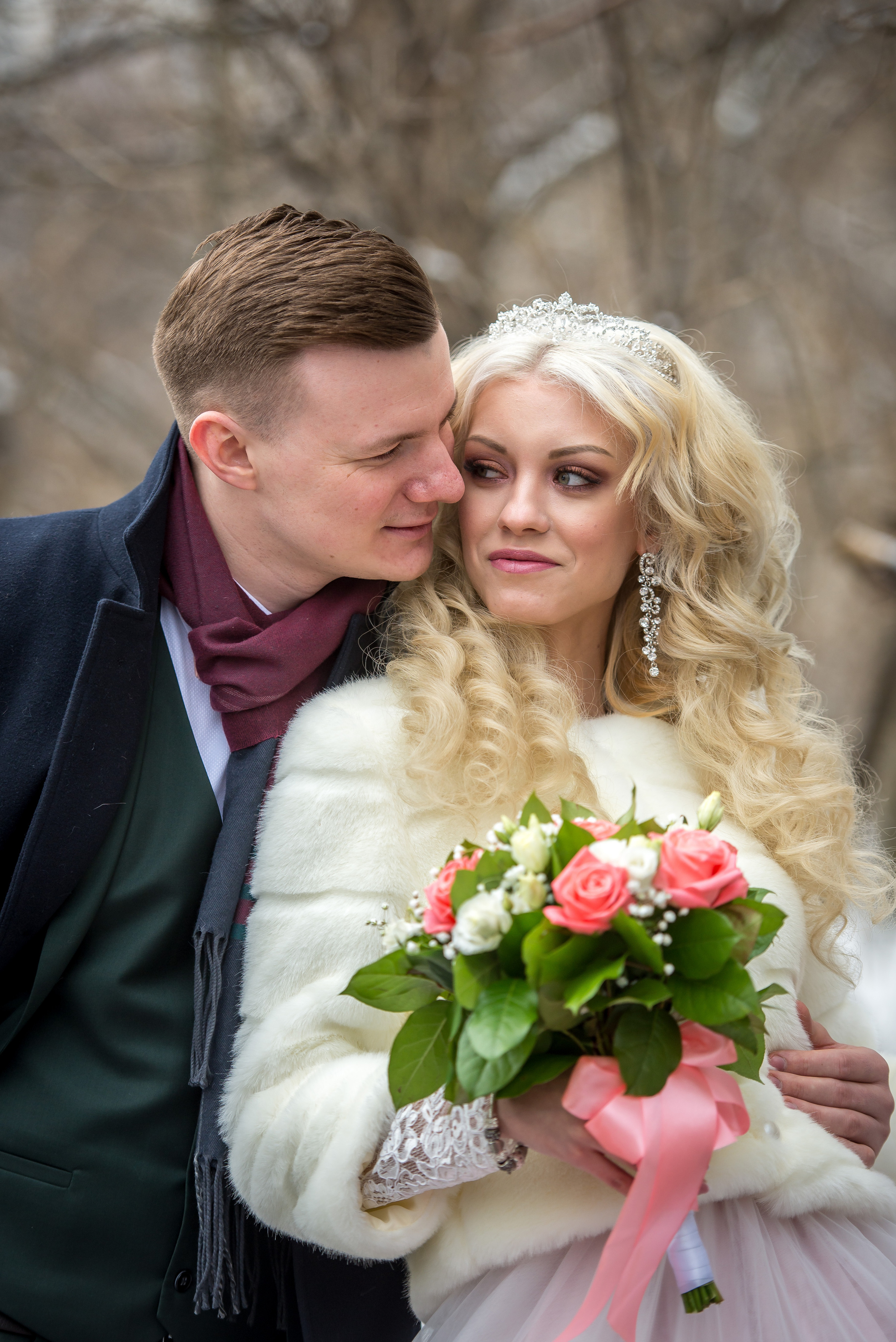 Счастливый момент, когда жених и невеста обнимаются, наслаждаясь своей свадебной радостью