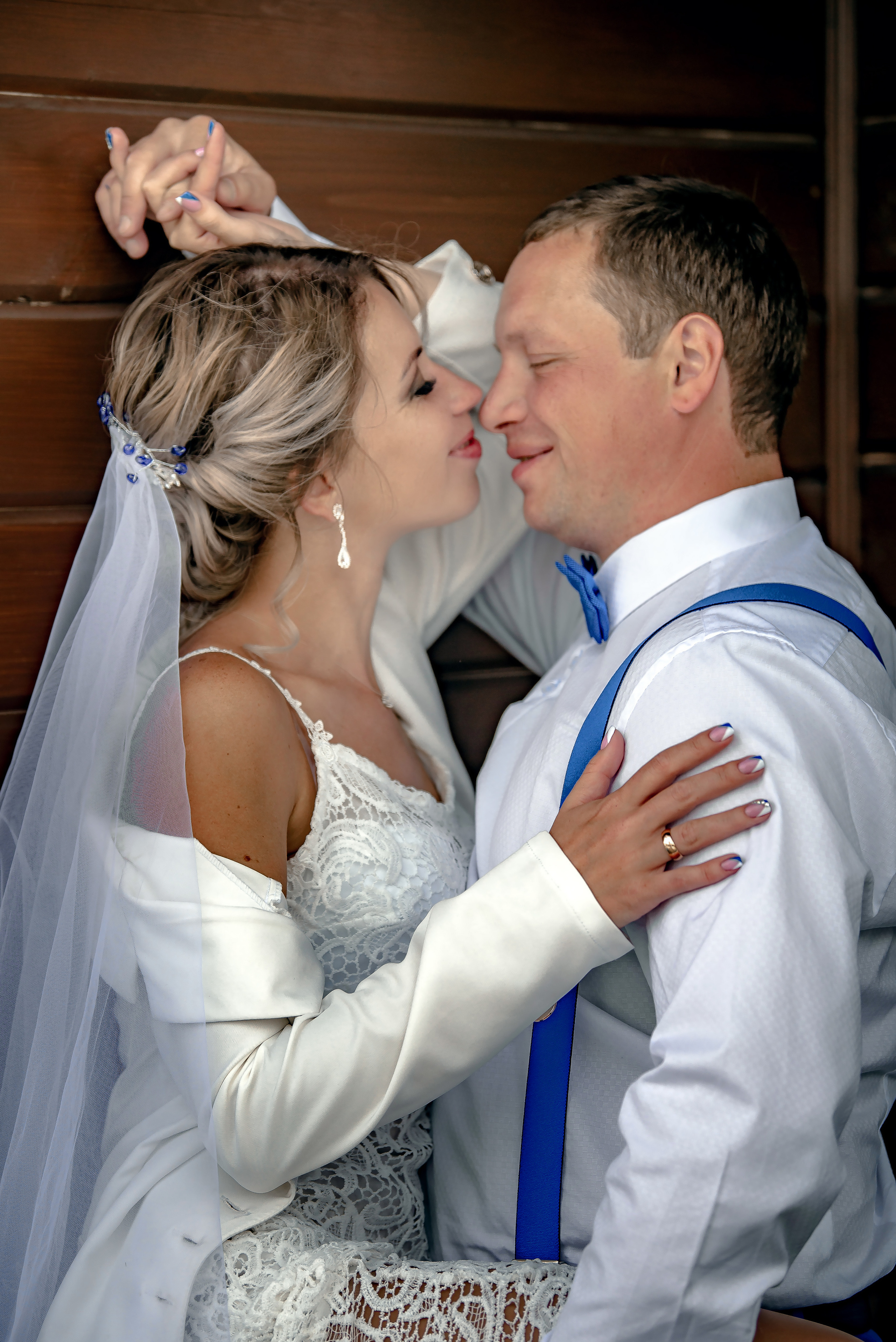 Профессиональный фотограф на свадьбе не только запечатлевает важные моменты, но и помогает молодоженам чувствовать себя комфортно перед камерой. Хорошее позирование может значительно улучшить качество фотографий и сделать их более естественными и красивыми.