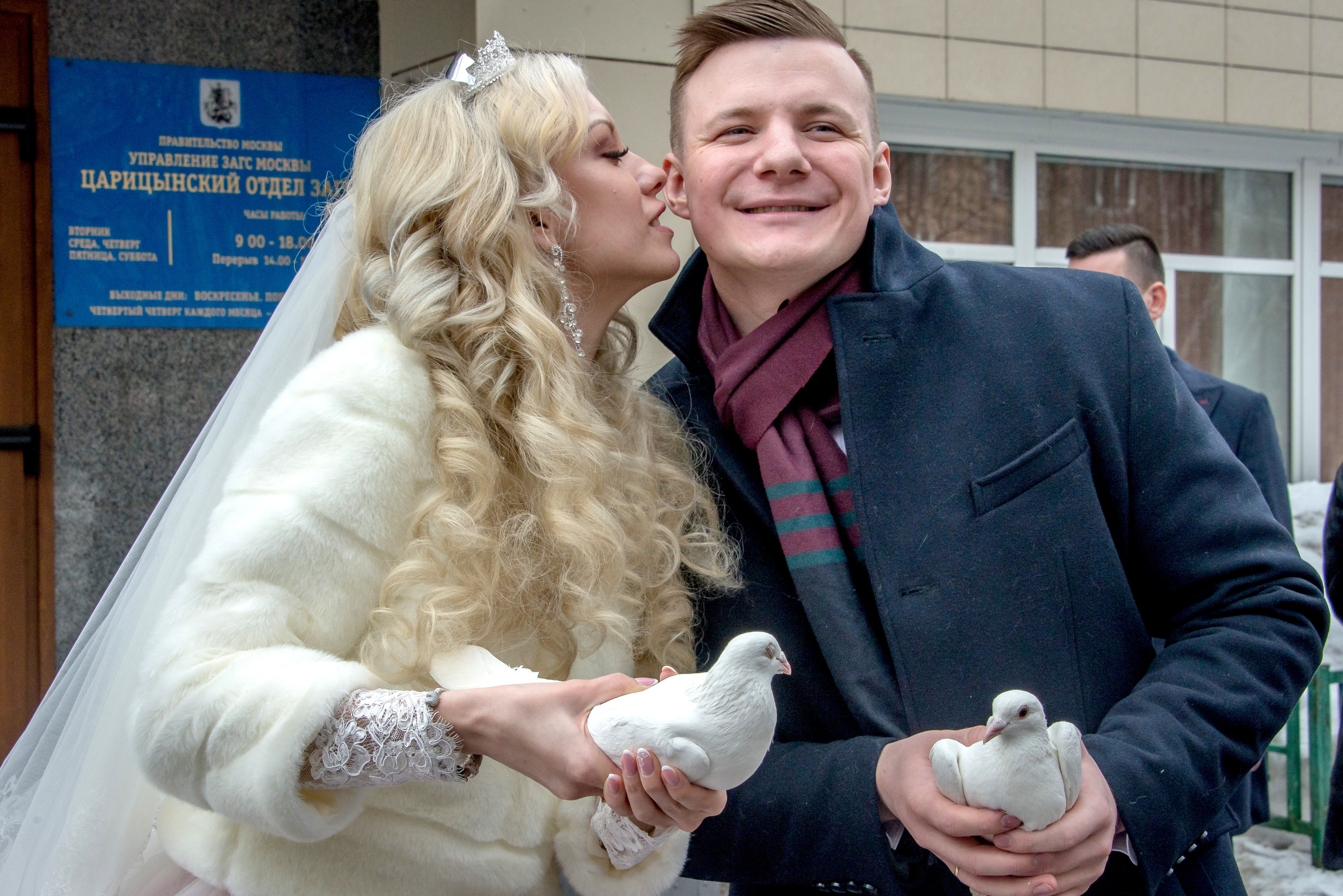 Свадебные голуби на фотосессии бракосочетания