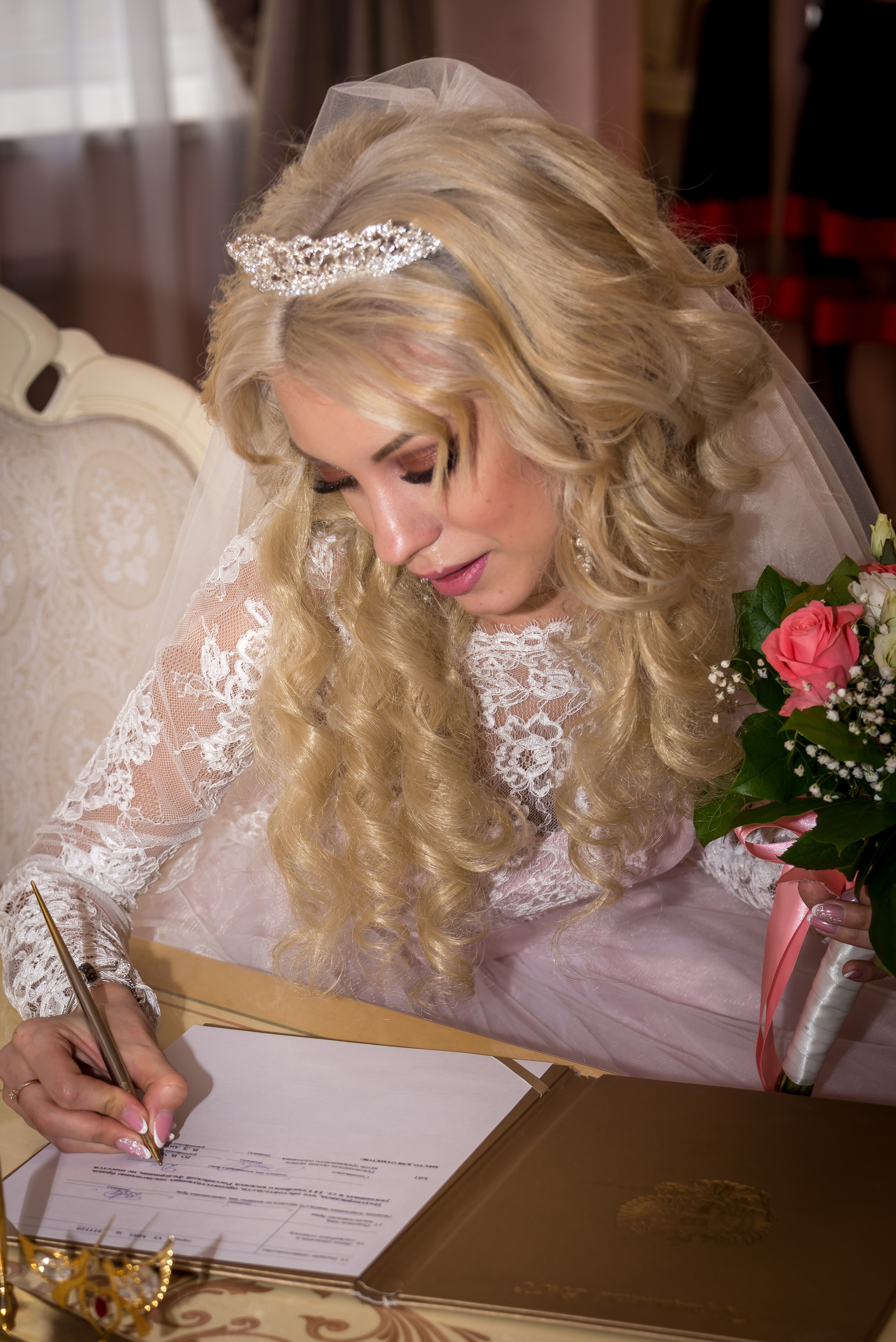 Съемка невесты в ЗАГСе в момент ее росписи