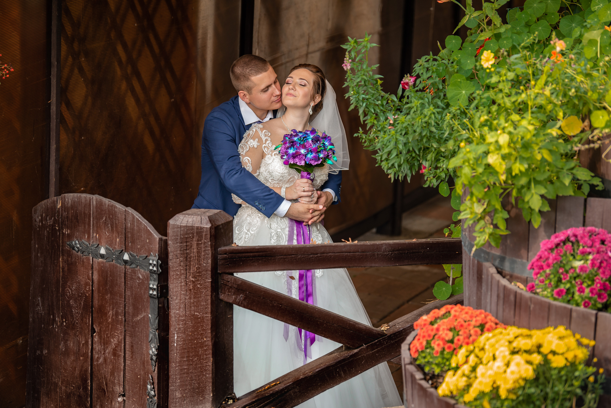 Помощь в выборе подходящих мест для съемки, которые гармонируют с тематикой свадьбы и предпочтениями пары