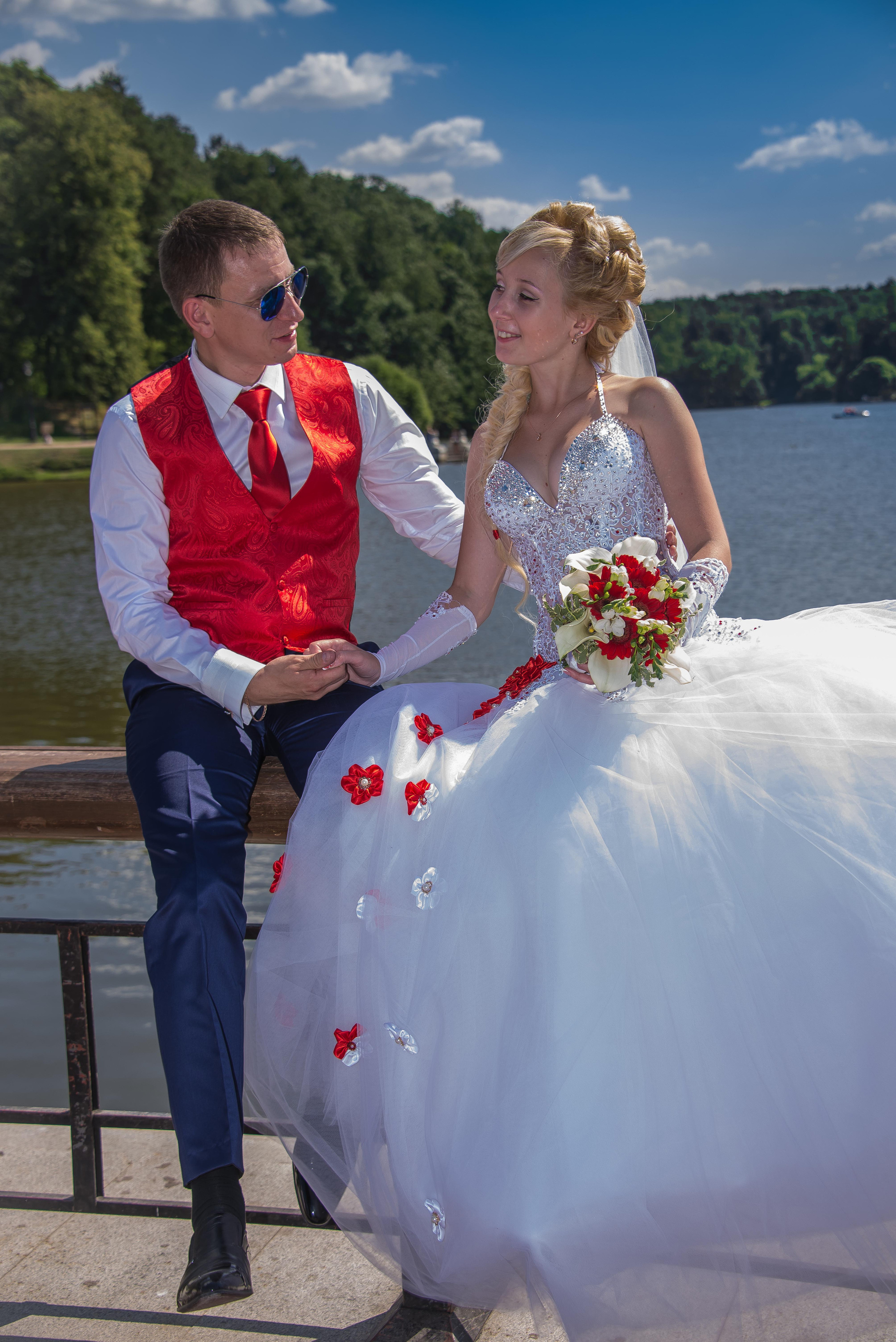 Свадебный фотосет на берегу водоема