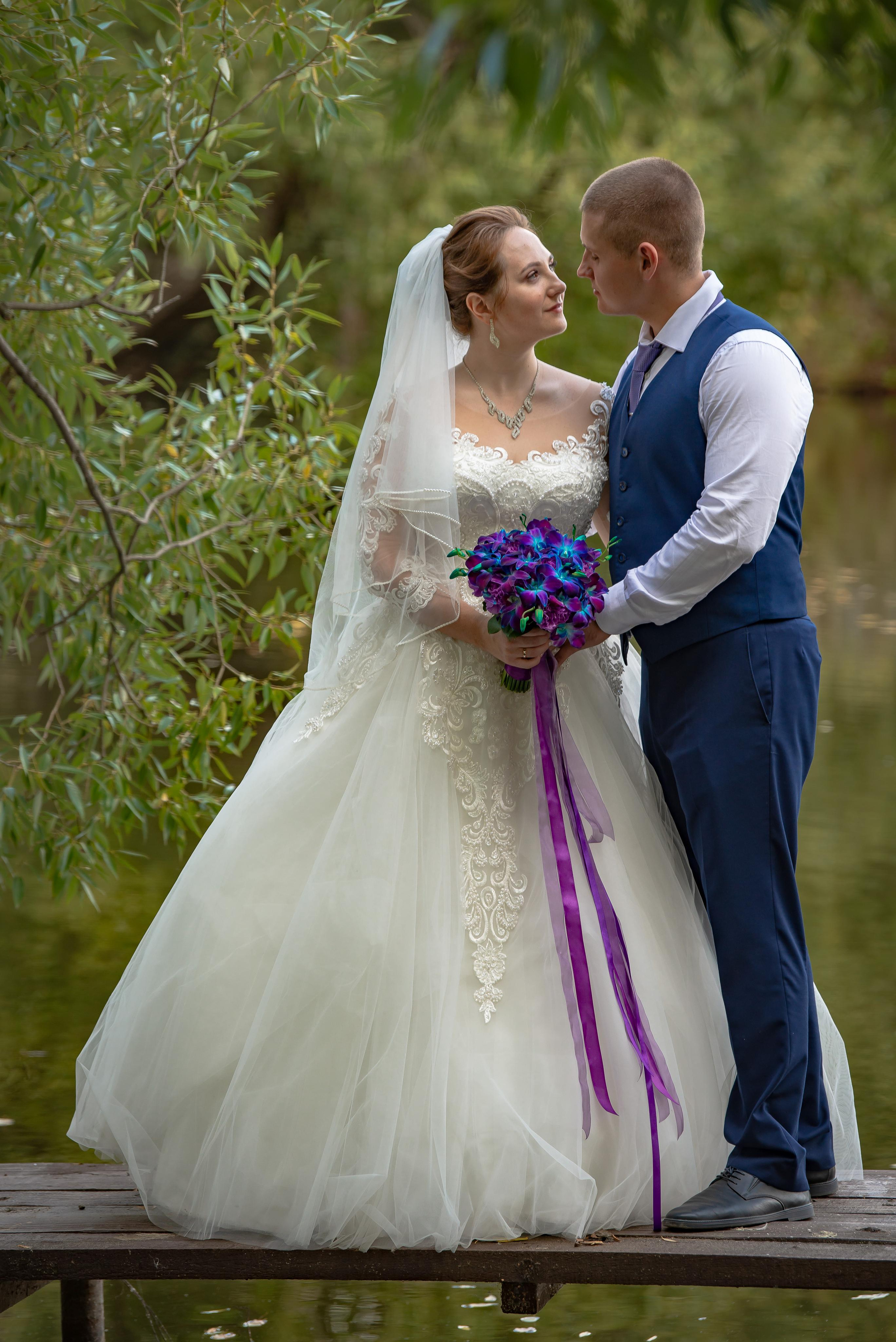 Фотограф создает атмосферу доверия, что помогает молодоженам расслабиться. Важно, чтобы пара чувствовала себя комфортно.