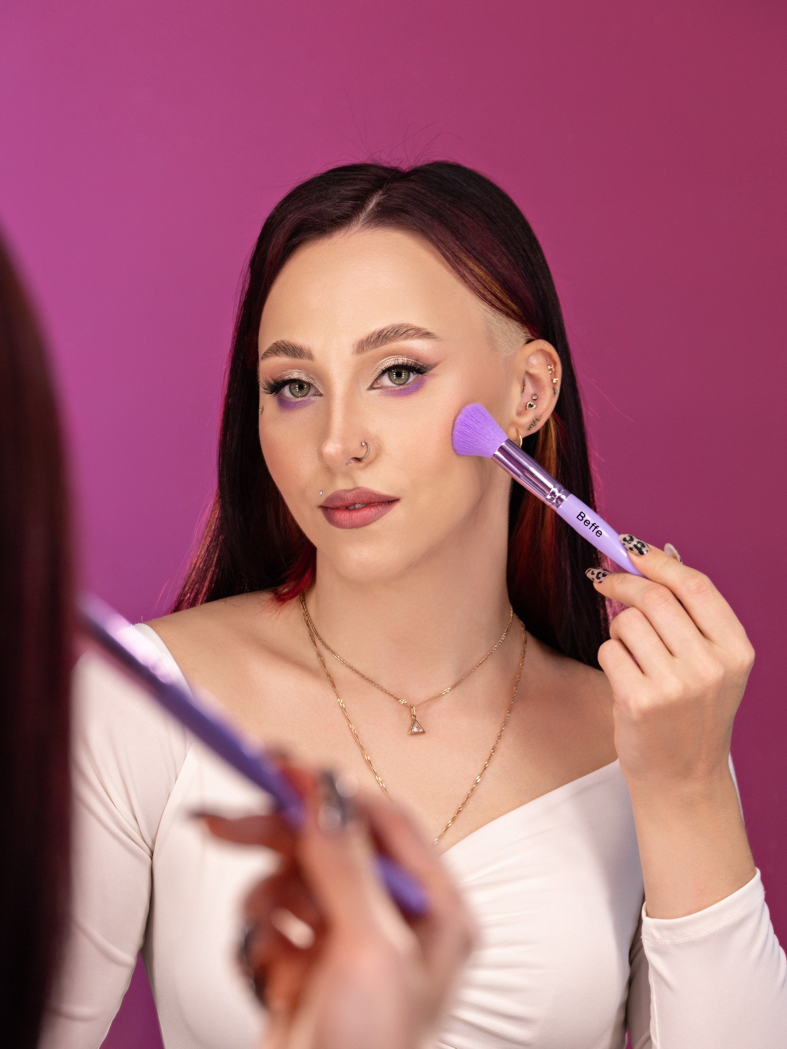 Девушка использует кисть для макияжа | Фото для маркетплейса Wildberries