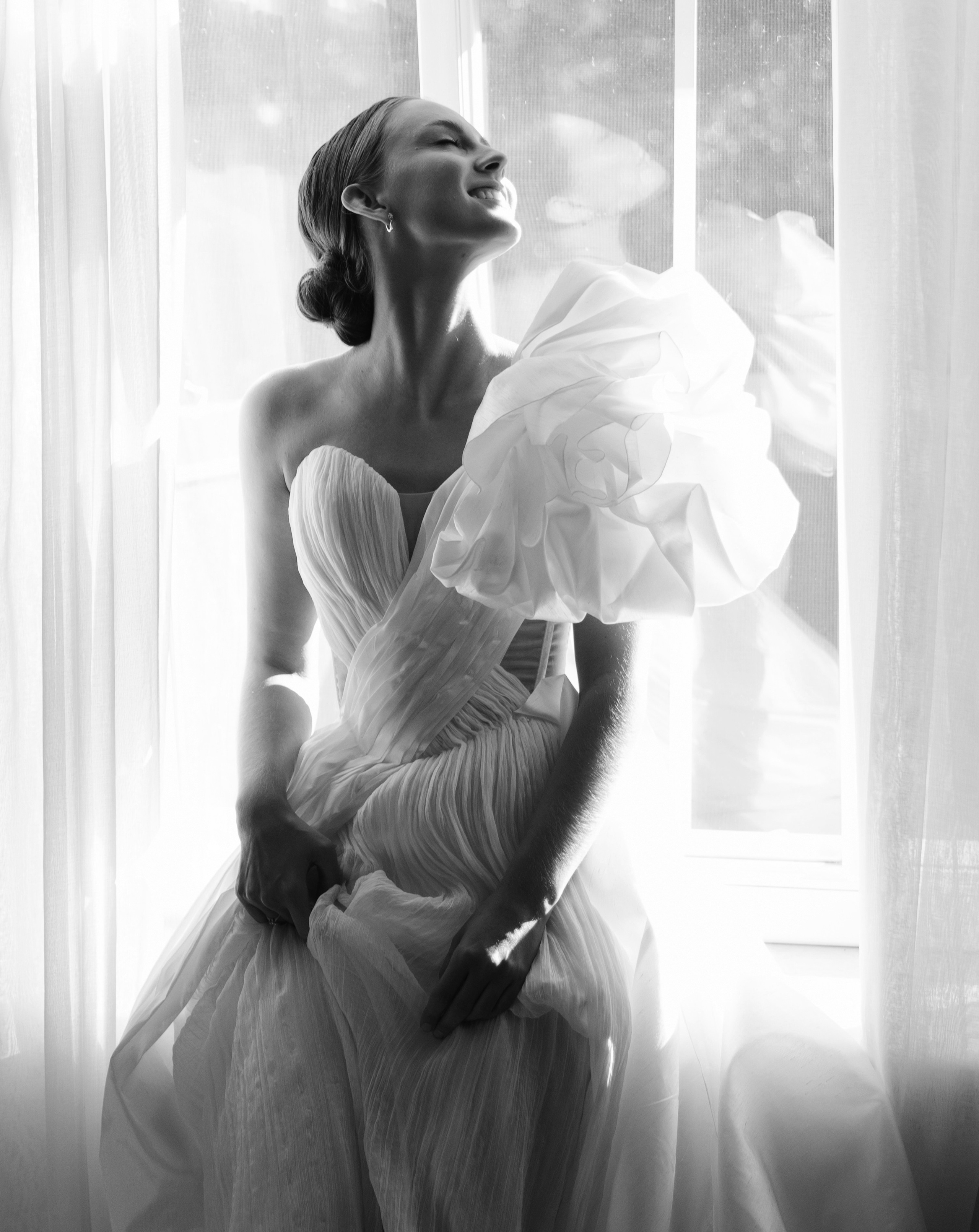 В ЛУЧАХ ЗАКАТА НА БЕРЕГУ МОРСКОМ