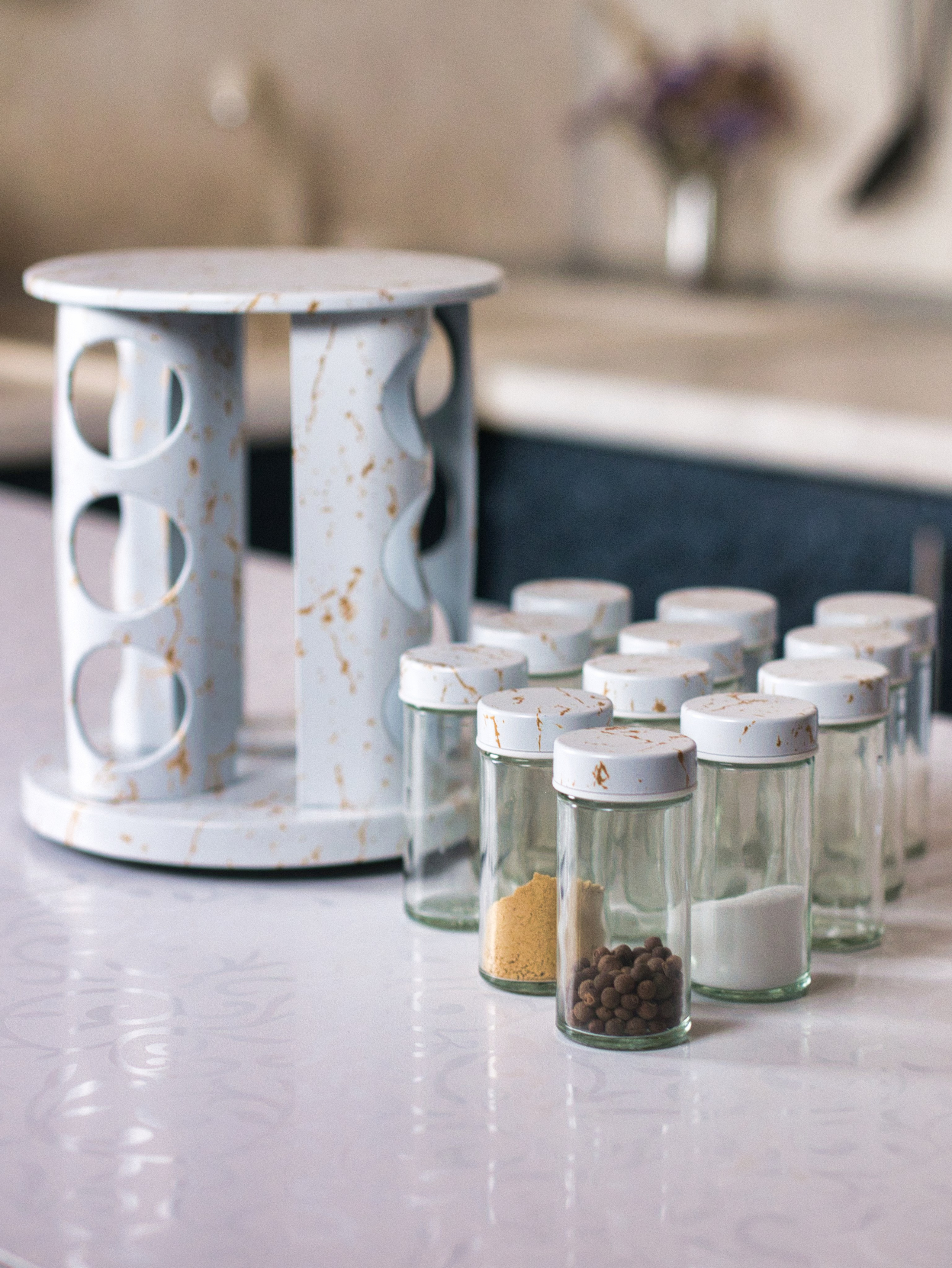 Бутылки и специи. Студия КРУГ. Фото и видеосъемка, видеомонтаж