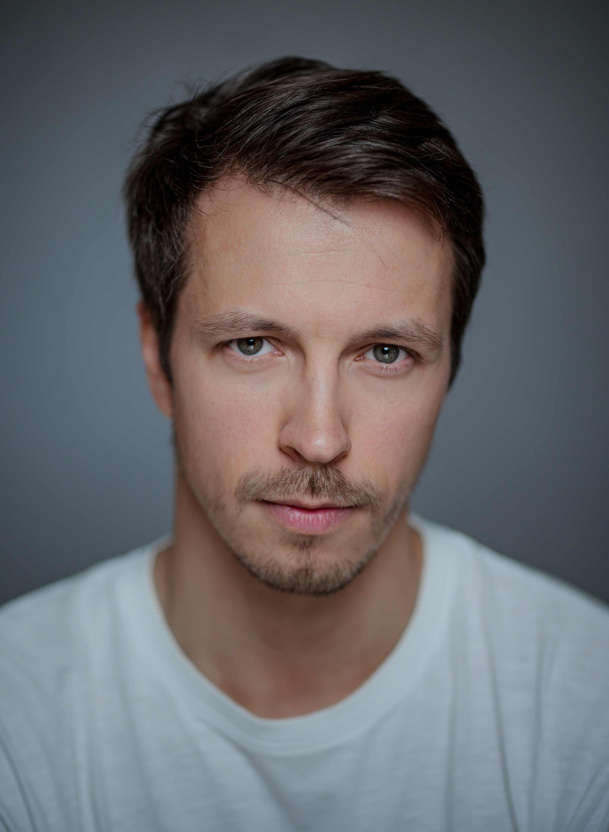 Актер Денис Васильев. Портретная съемка в Москве, студийный фотограф Игорь Фомин