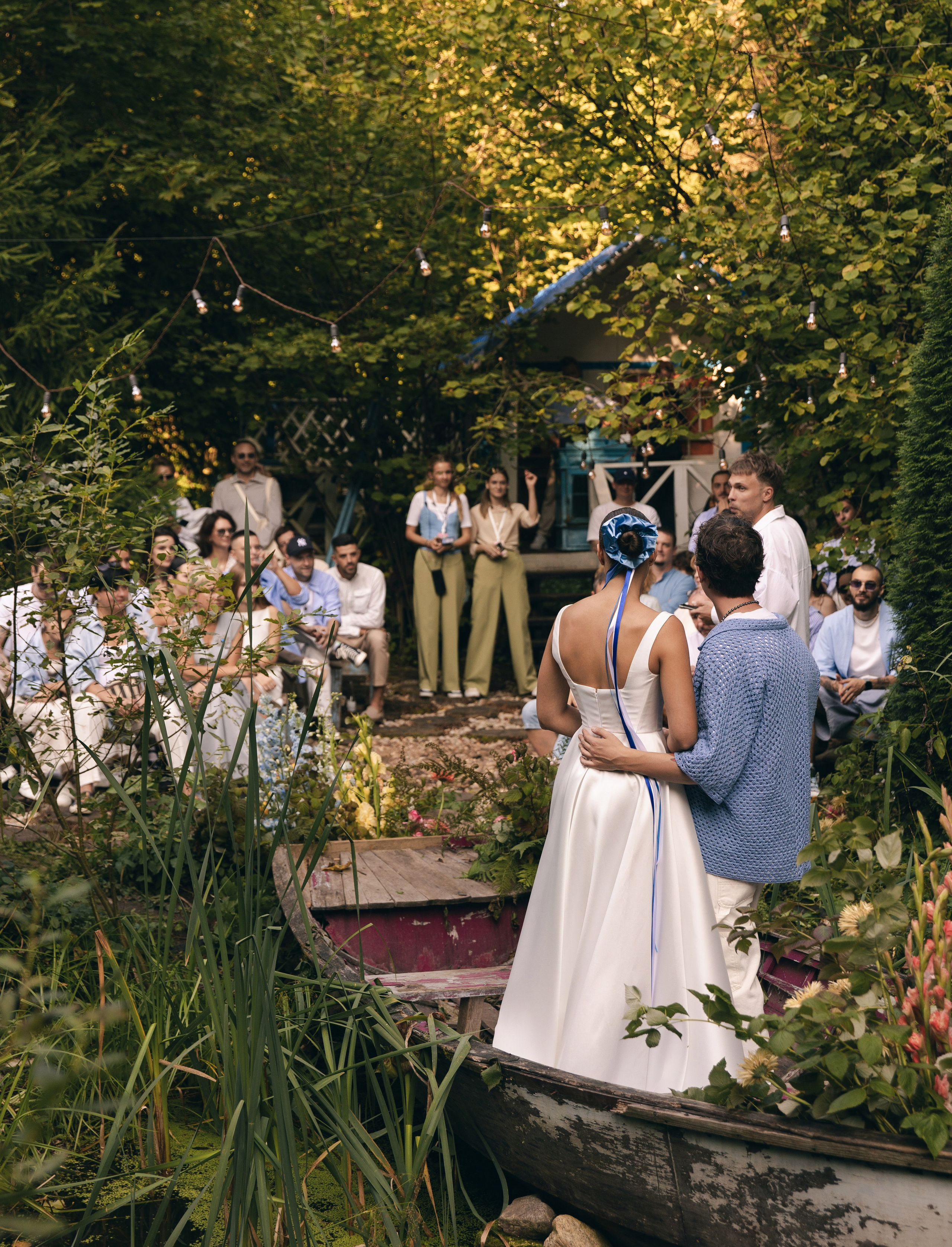 ПАРОЧКА В ЖЕЛТЫХ САПОЖКАХ С РАЙОНА